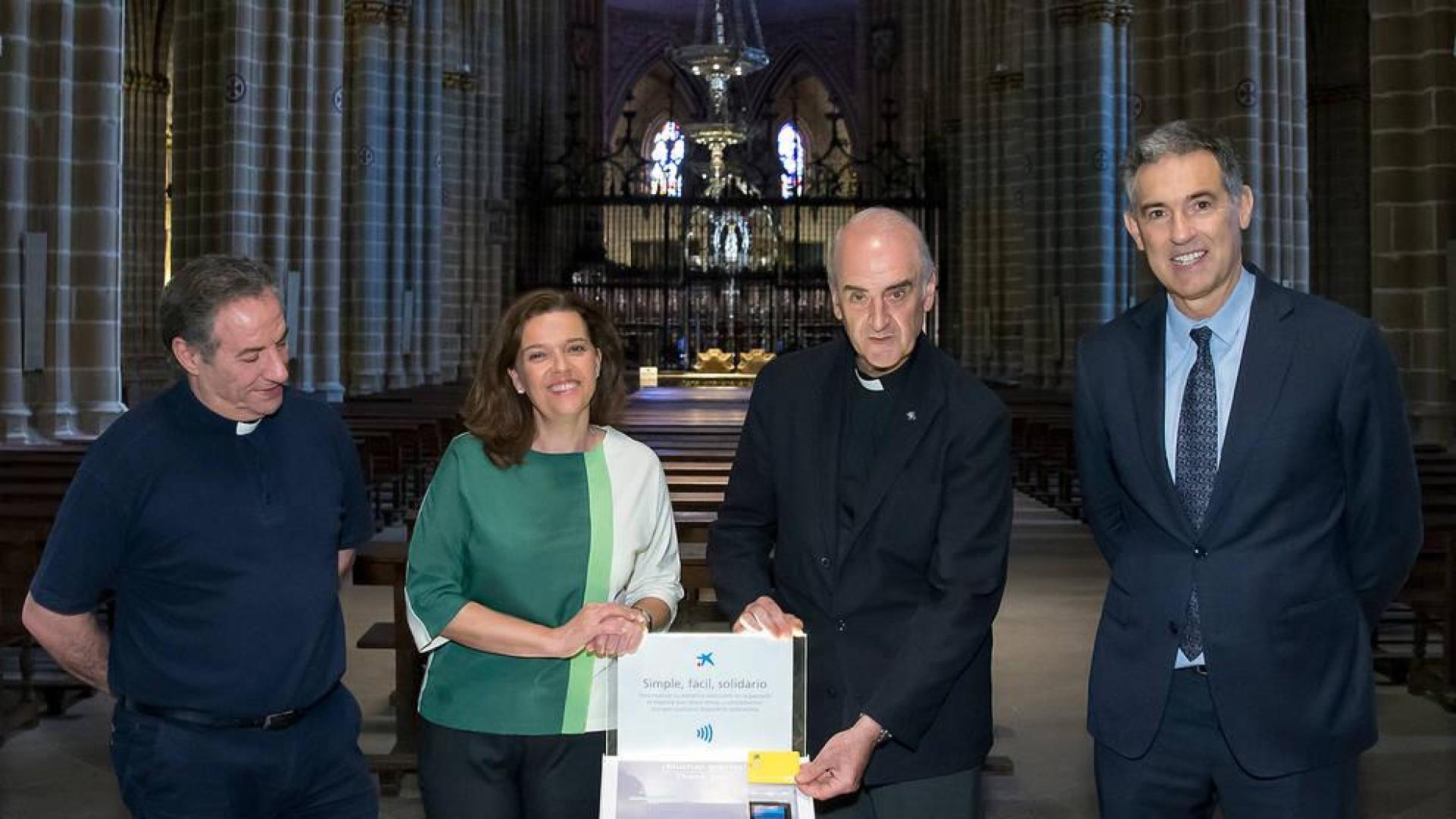Javier Leoz, párroco de San Lorenzo; Ana Díez Fontana, directora territorial de CaixaBank en Navarra; Carlos Ayerra, Ecónomo del Arzobispado y Óscar Insausti, Director de Instituciones de CaixaBank en Navarra.