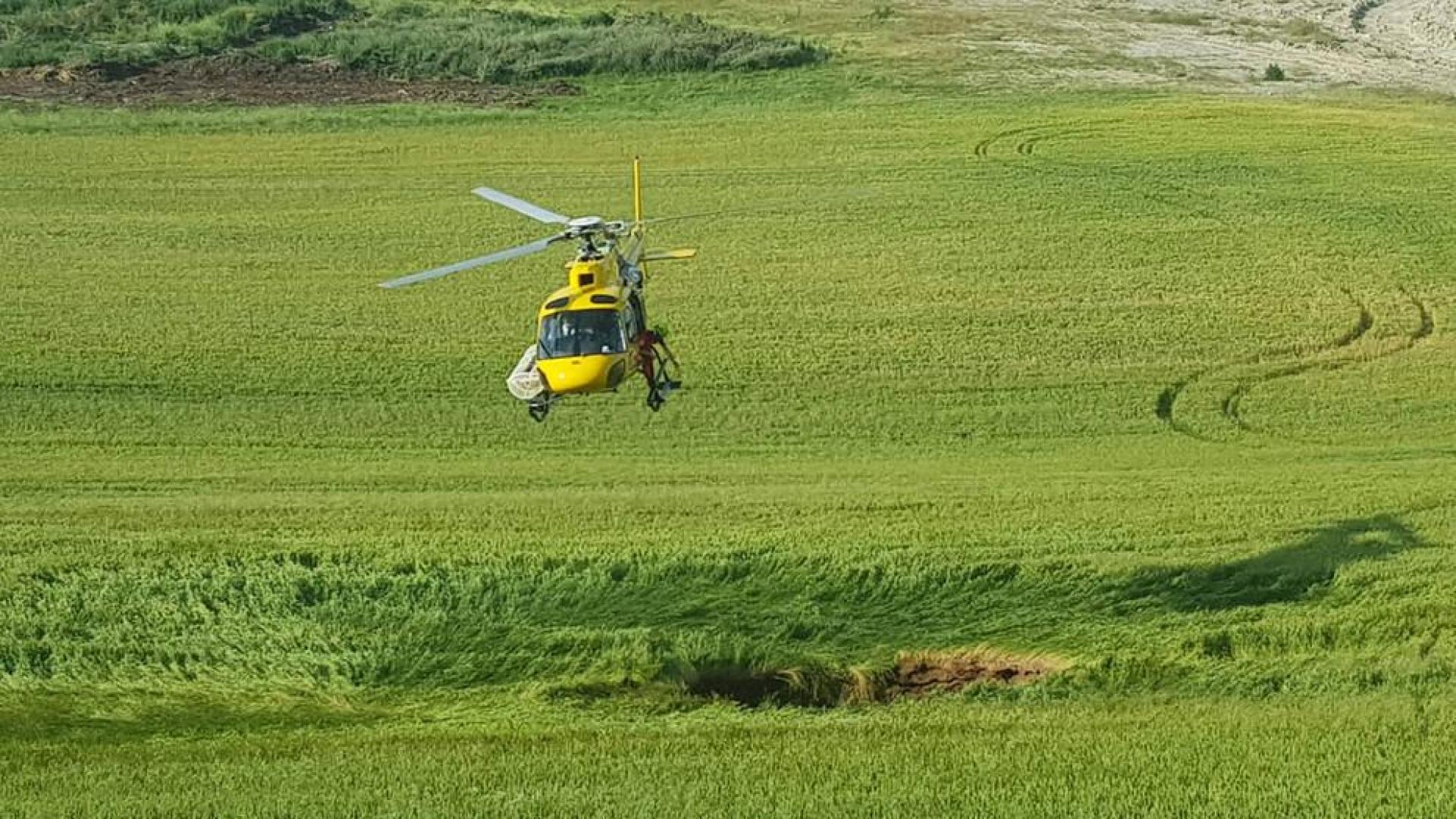 Descubren un socavón de 12 metros de profundidad en un campo de Esparza de Galar