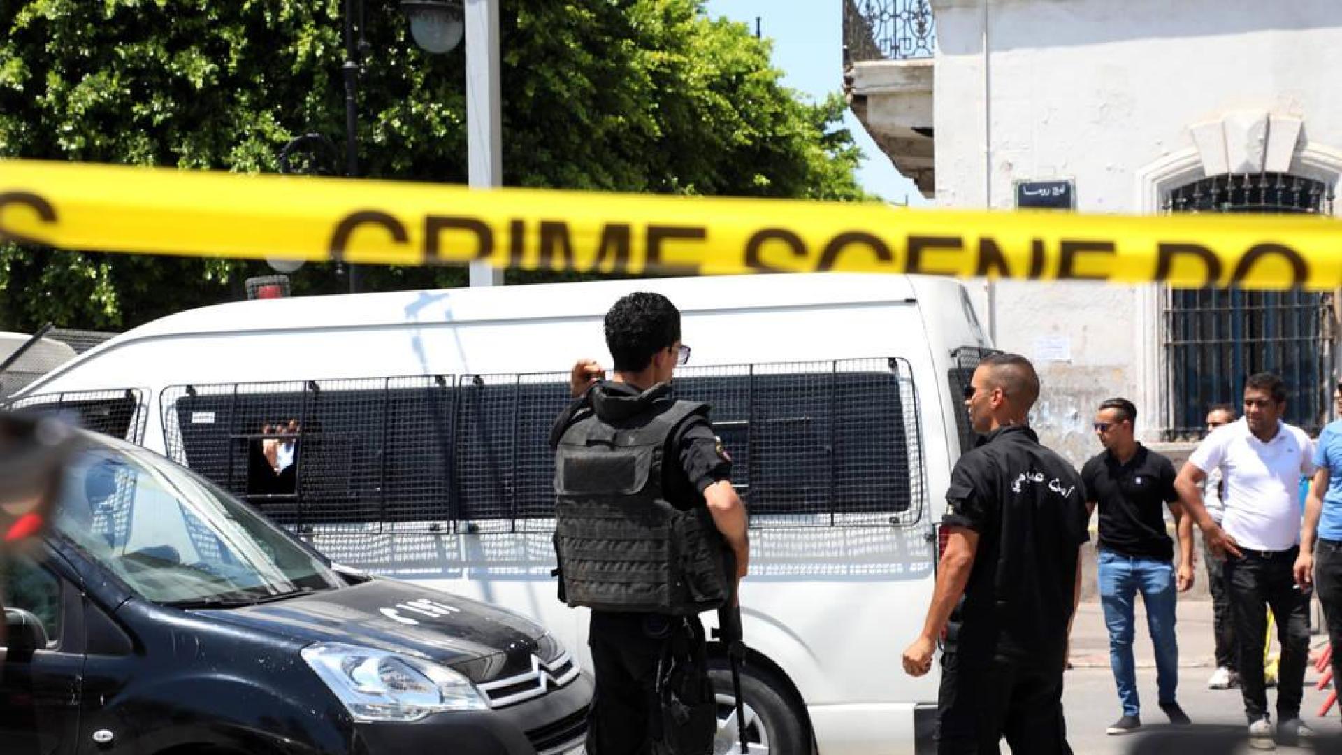 La policía monta un cordón de seguridad alrededor del lugar donde se registró un atentado suicida contra un vehículo policial en Túnez