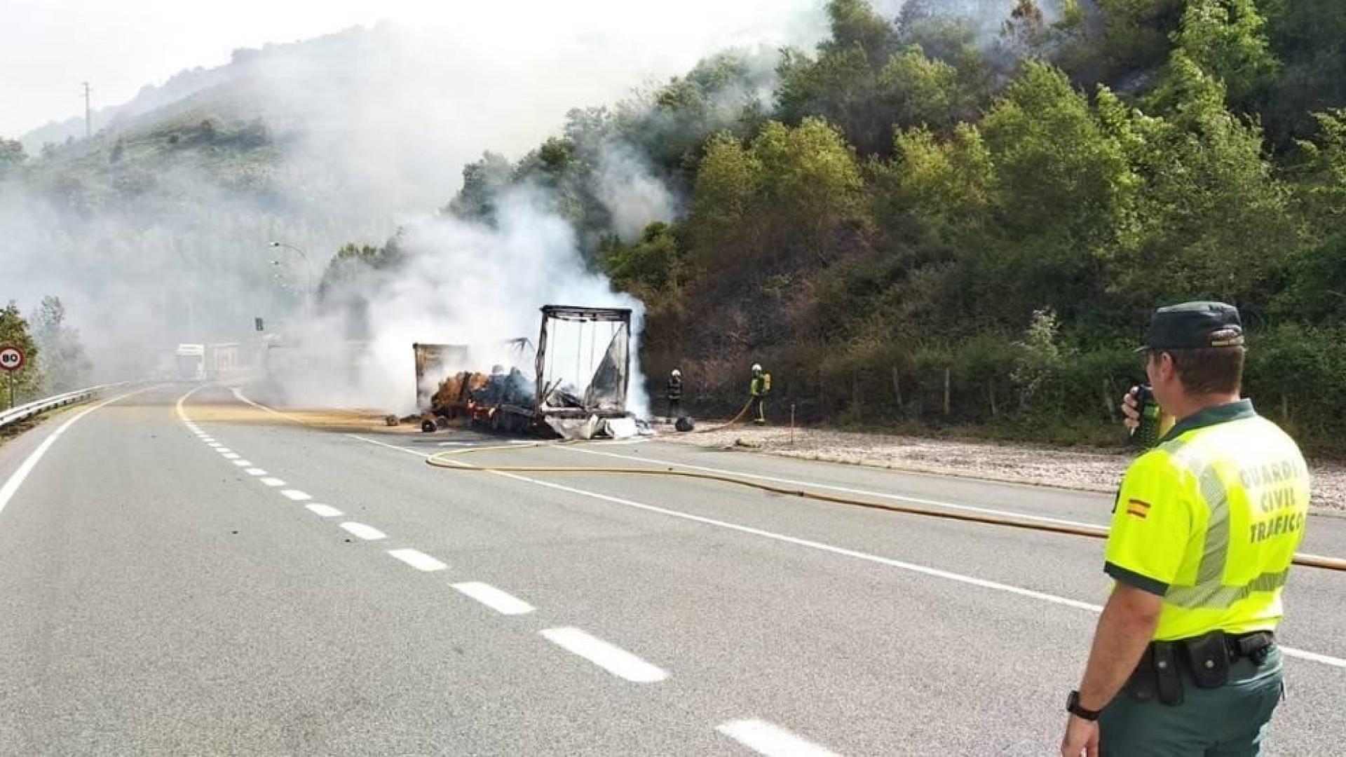 Los bomberos apagan el fuego del camión.