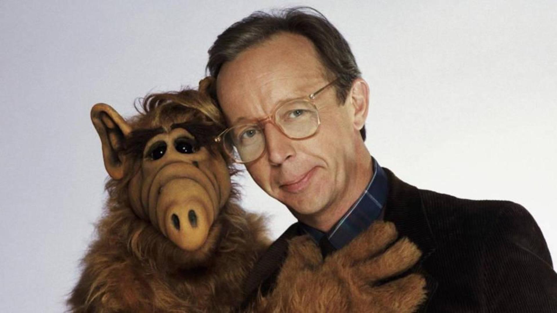 Max Wright, junto al televisivo extraterrestre Alf.