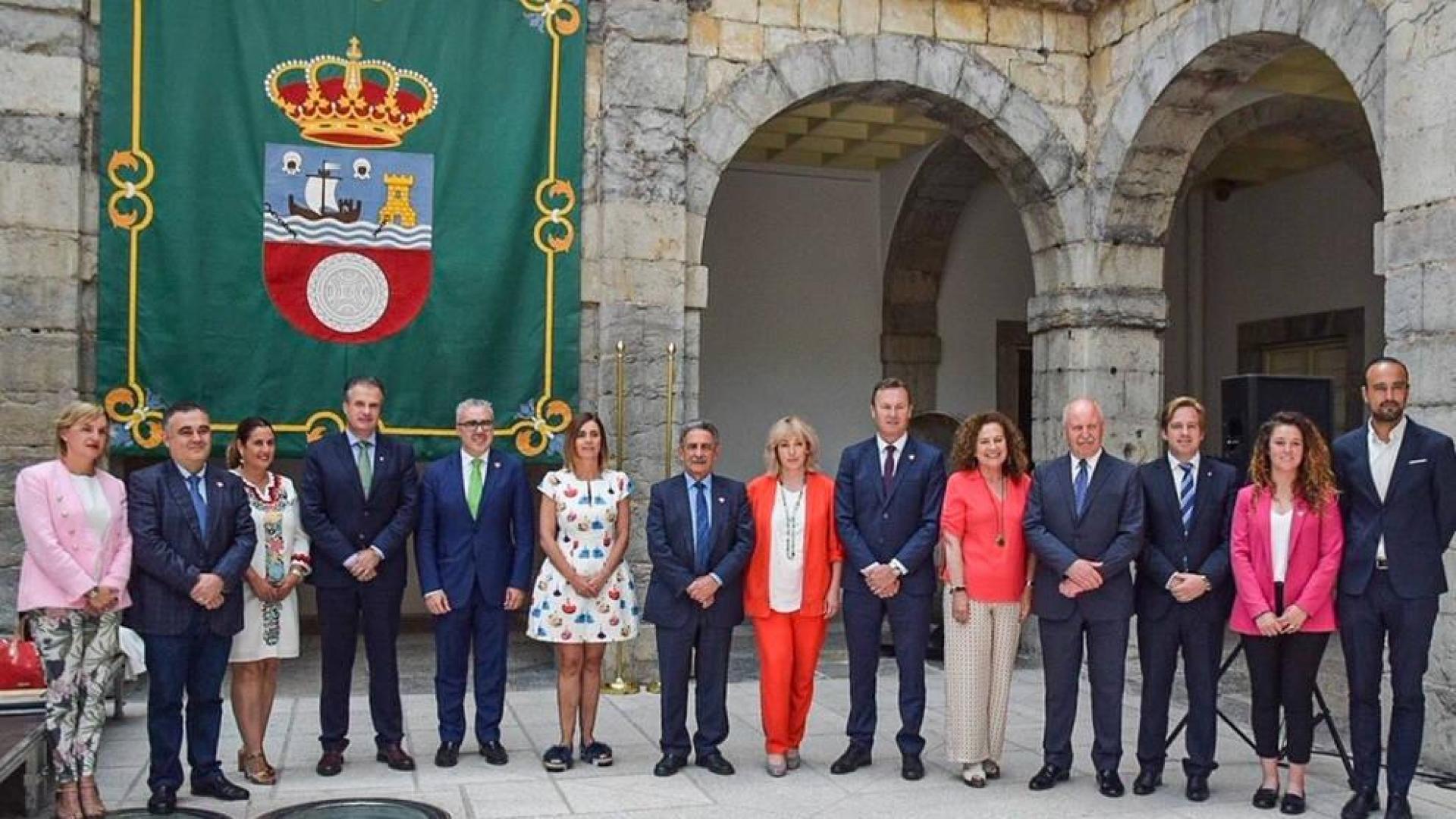 Revilla, elegido presidente de Cantabria por cuarta vez con el apoyo del PSOE