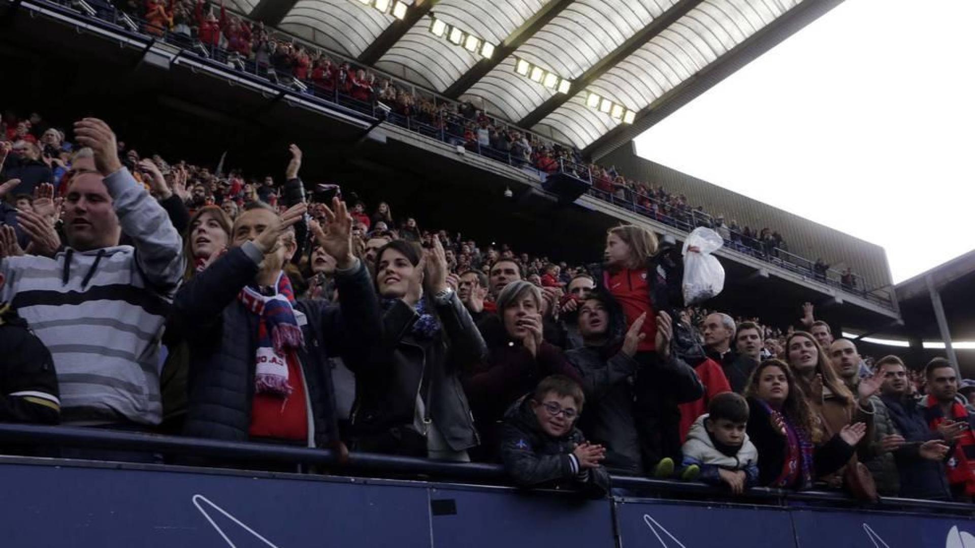 Los jugadores pudieron celebrar el ascenso junto a la afición rojilla cuando terminó el partido frente a Las Palmas.