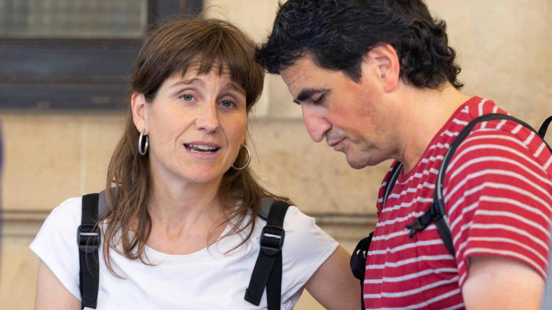 La hija del histórico dirigente etarra Josu Ternera, Irati Urrutikoetxea, en la entrada del tribunal de Apelación de París.