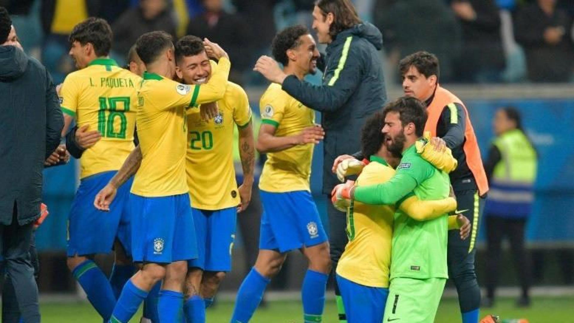 Los jugadores brasileños celebran su clasificación.