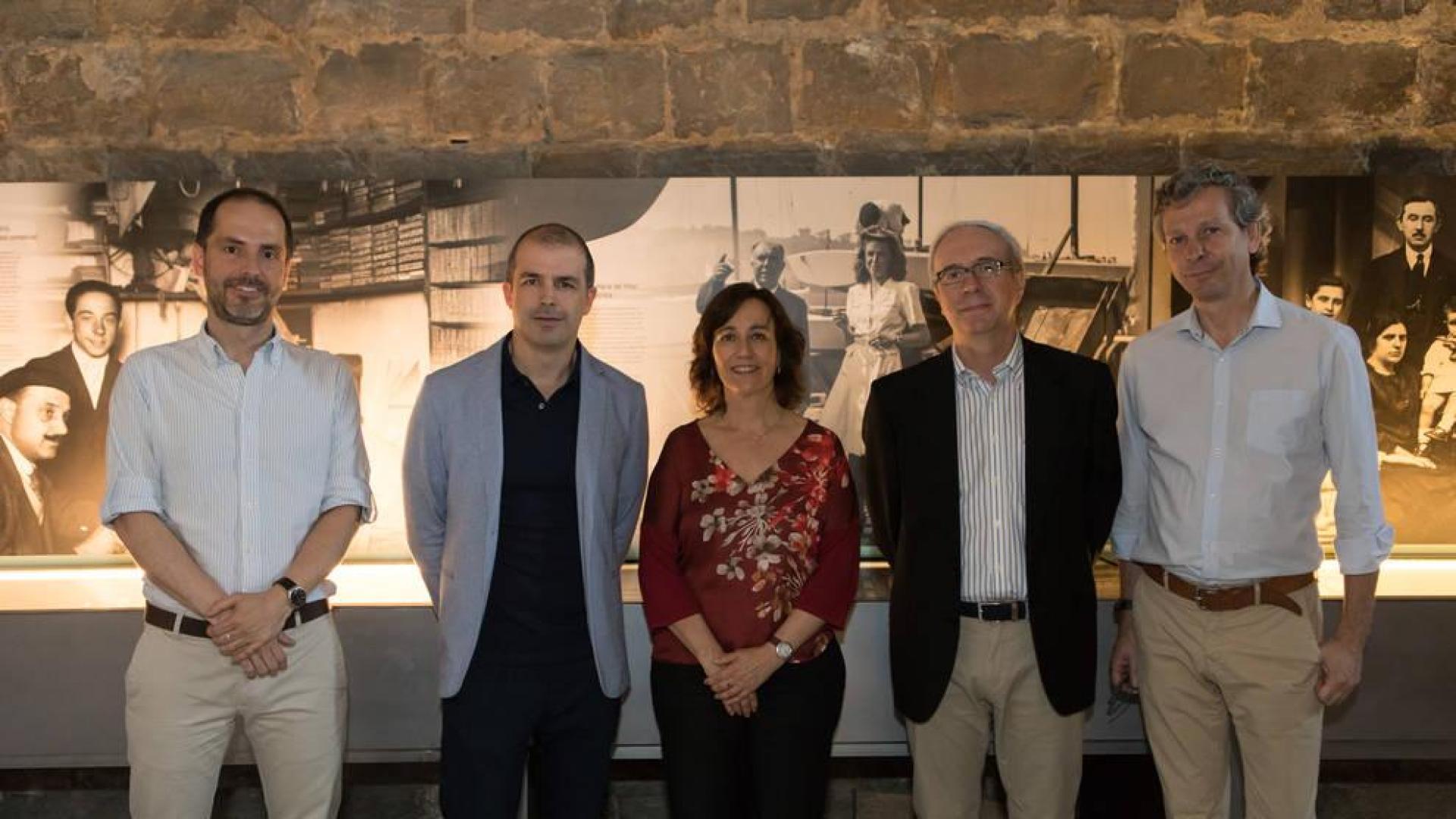 La consejera Ana Herrera junto a los comisiarios de la exposición y responsables del Archivo Real y General de Navarra.