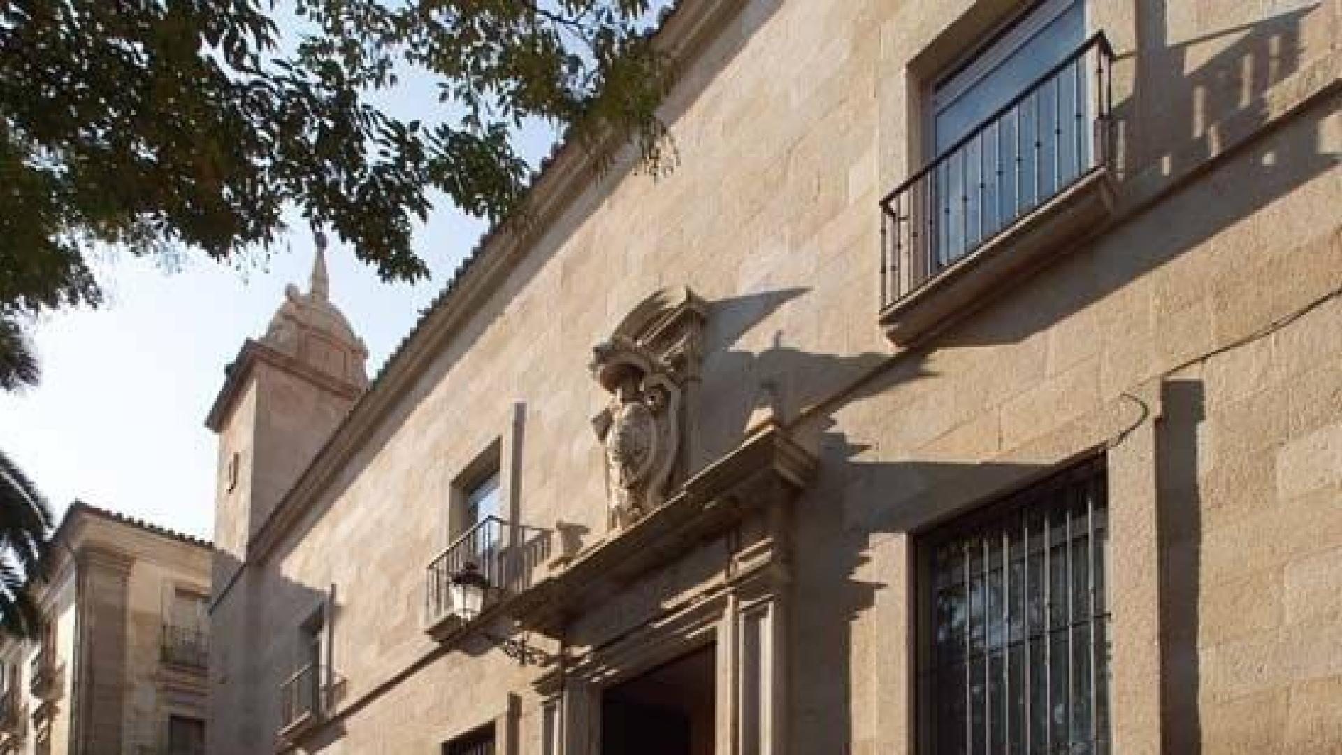 Le despiden por poner la radio y fumar en el traslado del cadáver junto a la hija del difunto