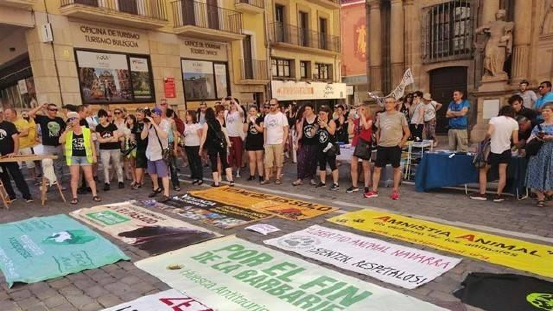 Grupos antitaurinos se manifiestan en Pamplona contra las corridas de toros