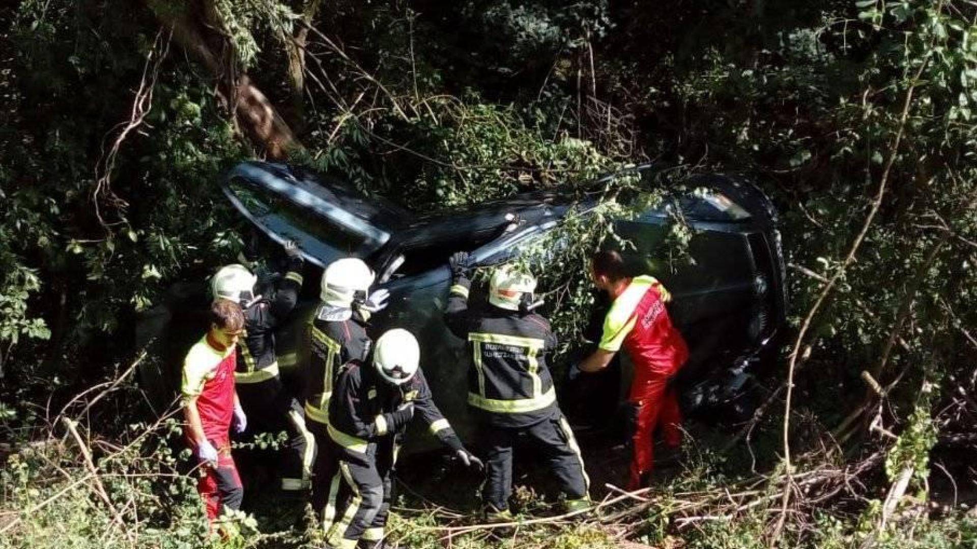 Los bomberos han tenido que desatrapar a la persona que iba en el vehículo accidentado