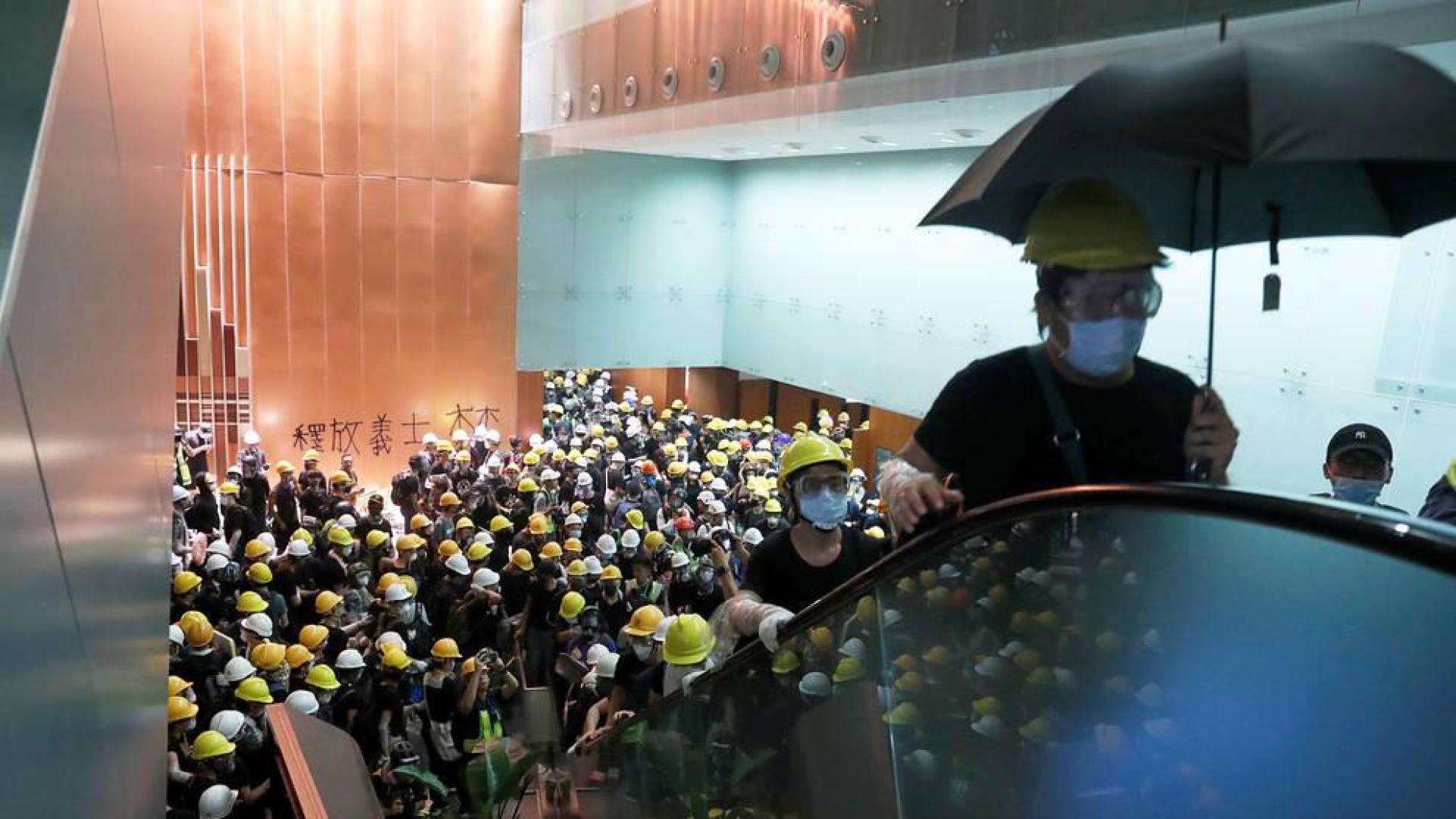 Cientos de personas irrumpen en la Asamblea Legislativa de Hong Kong