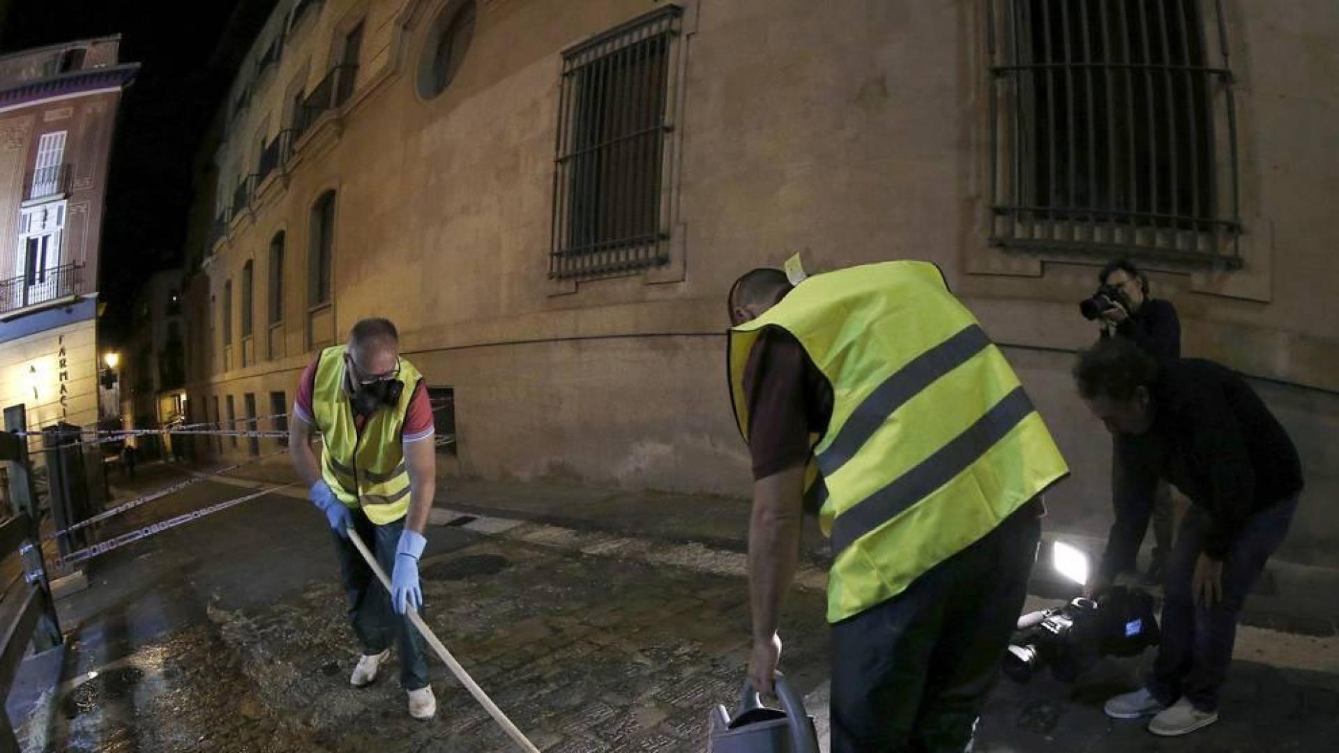 Operarios de una empresa han vertido la madrugada de este martes un tratamiento antideslizante en los puntos mas conflictivos del encierro para evitar que los toros resbalen y así no poner en peligro la integridad física de los corredores.