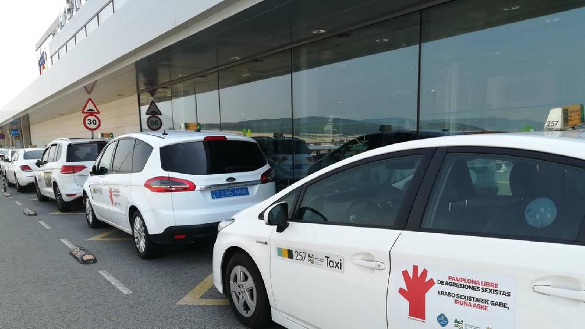 Los taxistas de Pamplona se suman a la campaña contra las agresiones sexistas