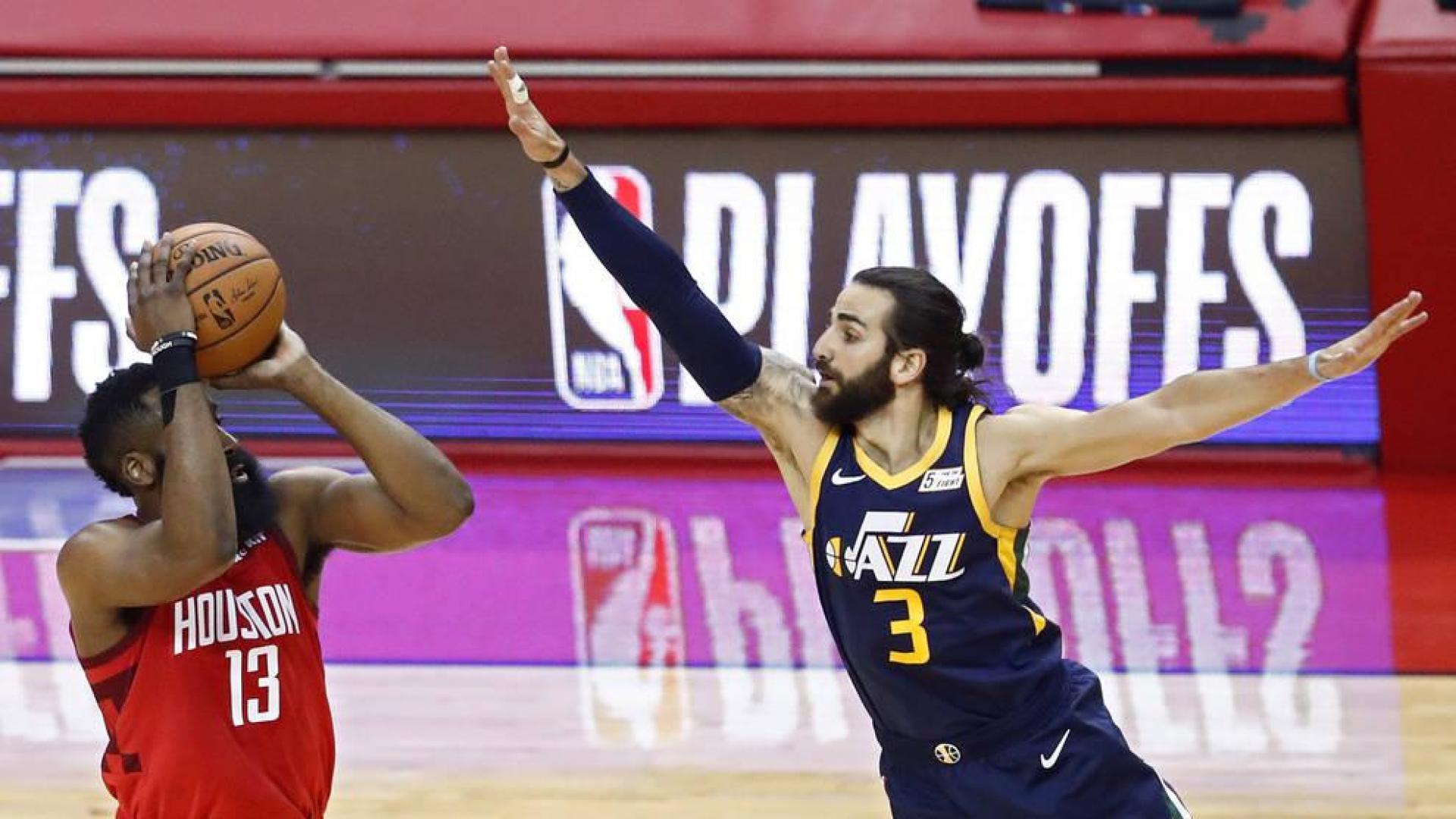 Ricky Rubio intenta taponar el tiro de Harden.