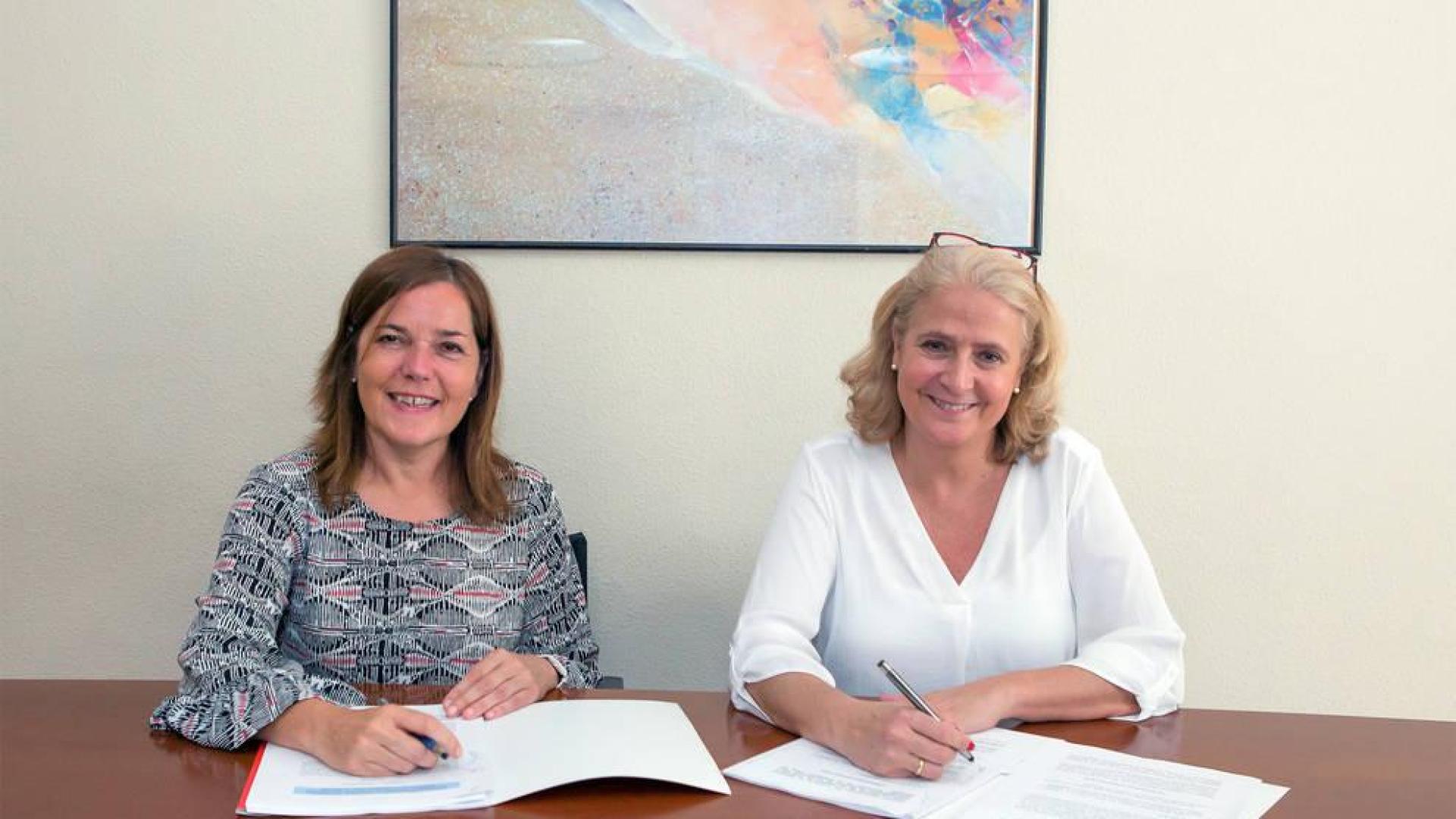De izquierda a derecha, Gema Mañú y Marta Urdánoz, durante la firma del contrato.