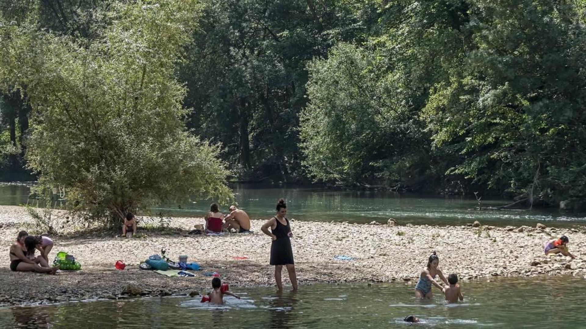 La tramitación ante la CHE aleja de este verano la playa fluvial del Ega