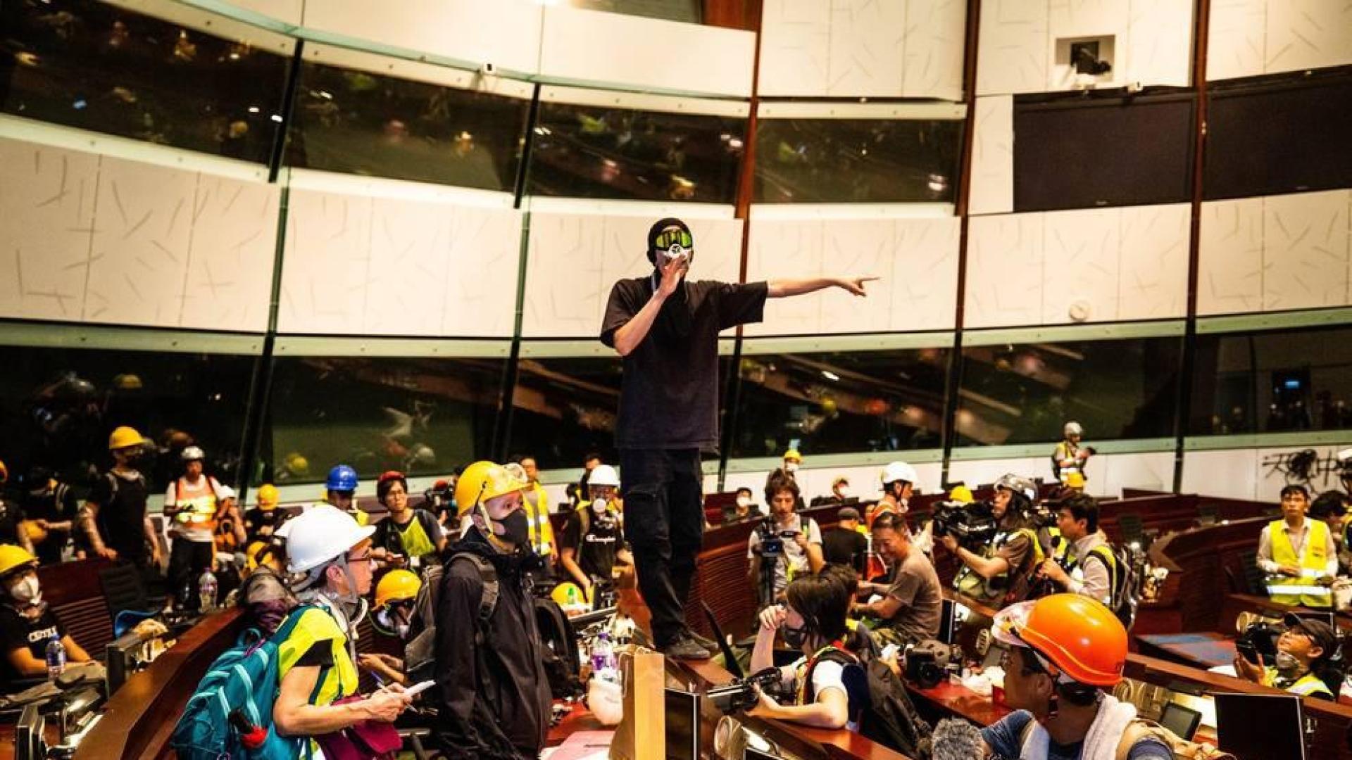 Batalla campal en el Parlamento de Hong Kong