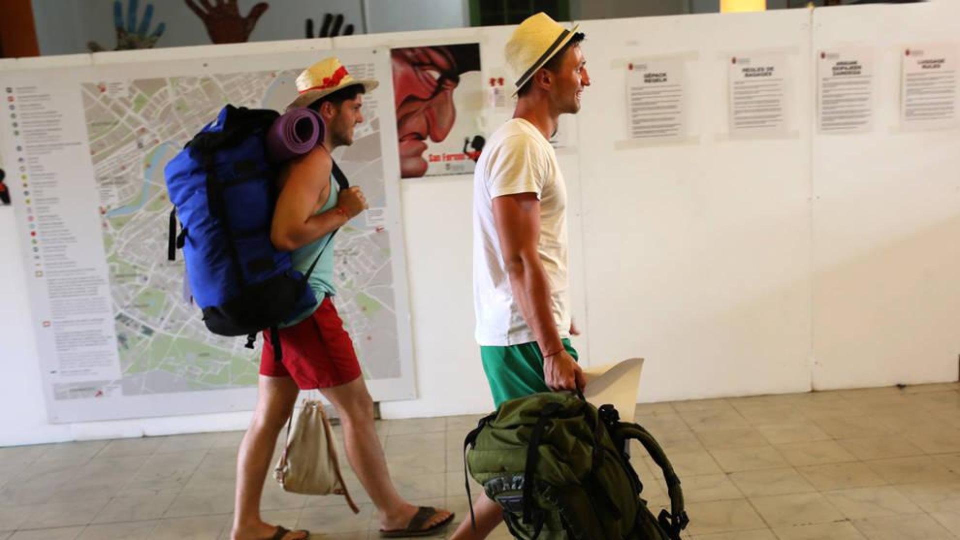 Dos jóvenes en la consigna de San Fermín.