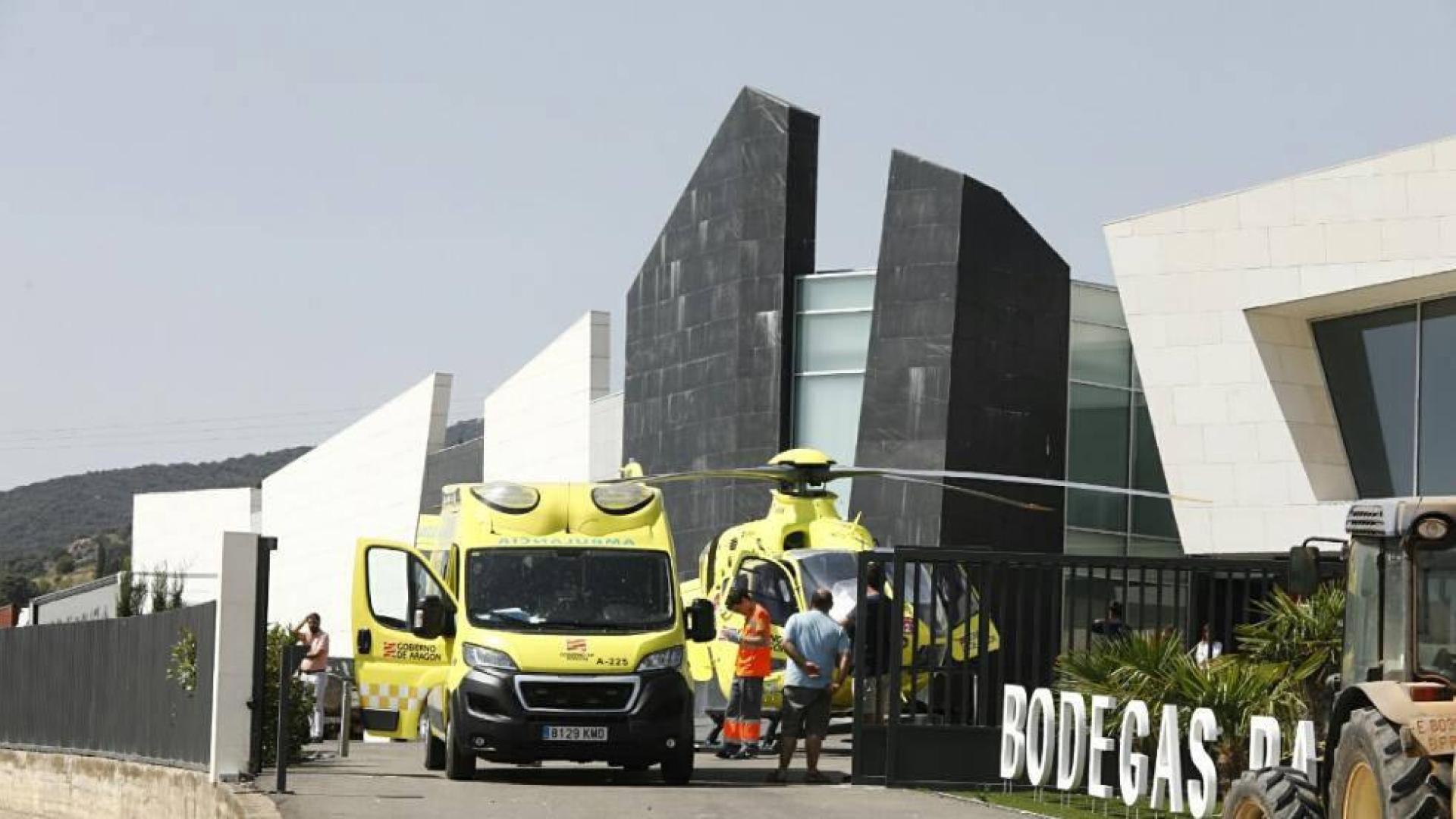 Servicios de emergencias en el lugar del accidente en la bodega en Paniza.