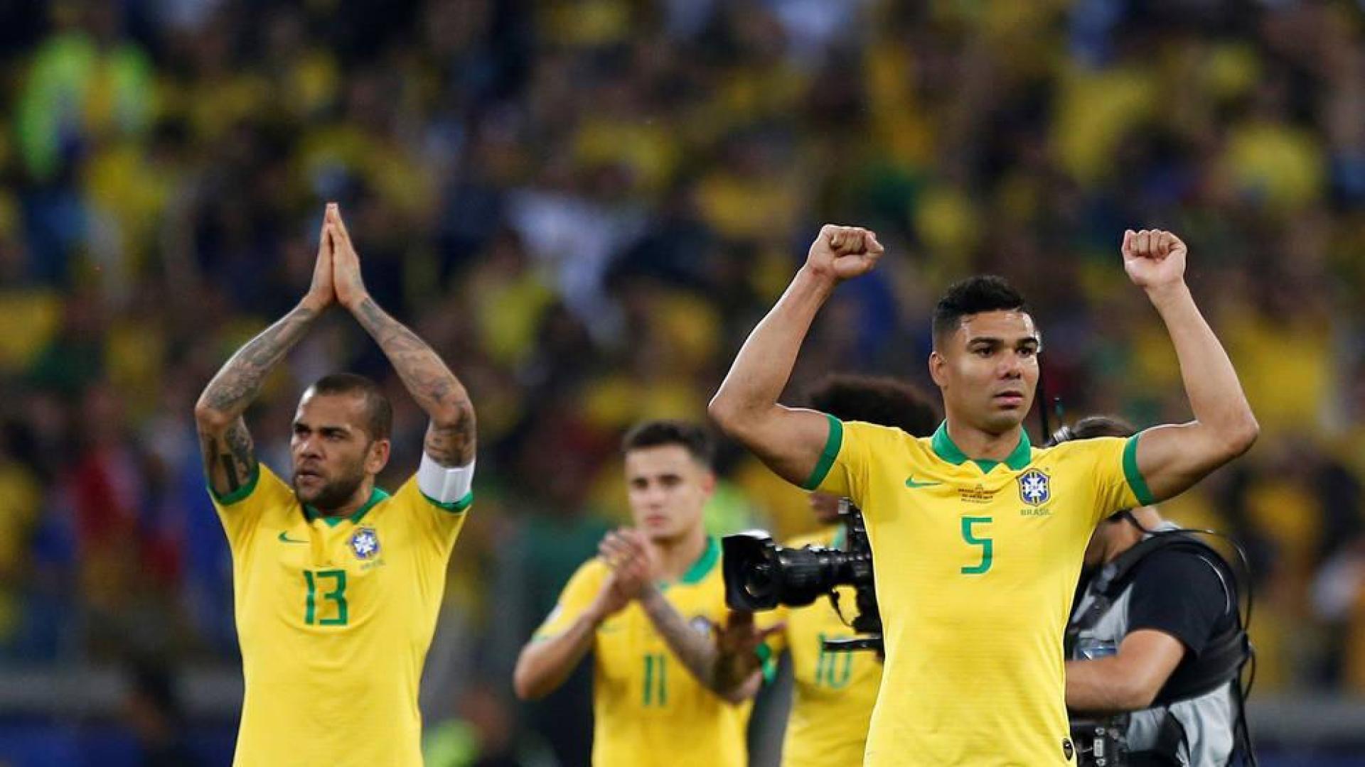 Dani Alvesy Casimiro de Brasil celebran al final del partido Brasil-Argentina de semifinales de la Copa América de Fútbol 2019