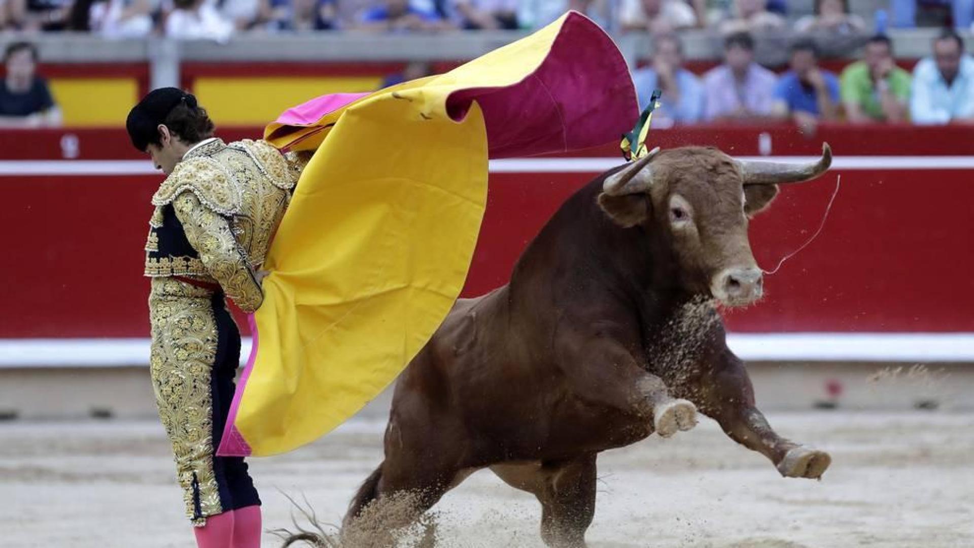 El venezolano Jesús Enrique Colombo, al que se concedieron, con generosidad, las dos orejas del quinto de la tarde, salió a hombros por la Puerta del Encierro al final de la novillada que abrió hoy los festejos taurinos de San Fermín.