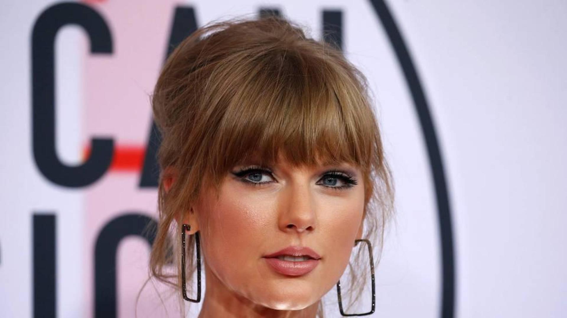 Taylor Swift, con cuatro galardones incluyendo la categoría reina de artista del año, y la latina Camila Cabello, ganadora de otro póker de reconocimientos, reinaron en los premios
