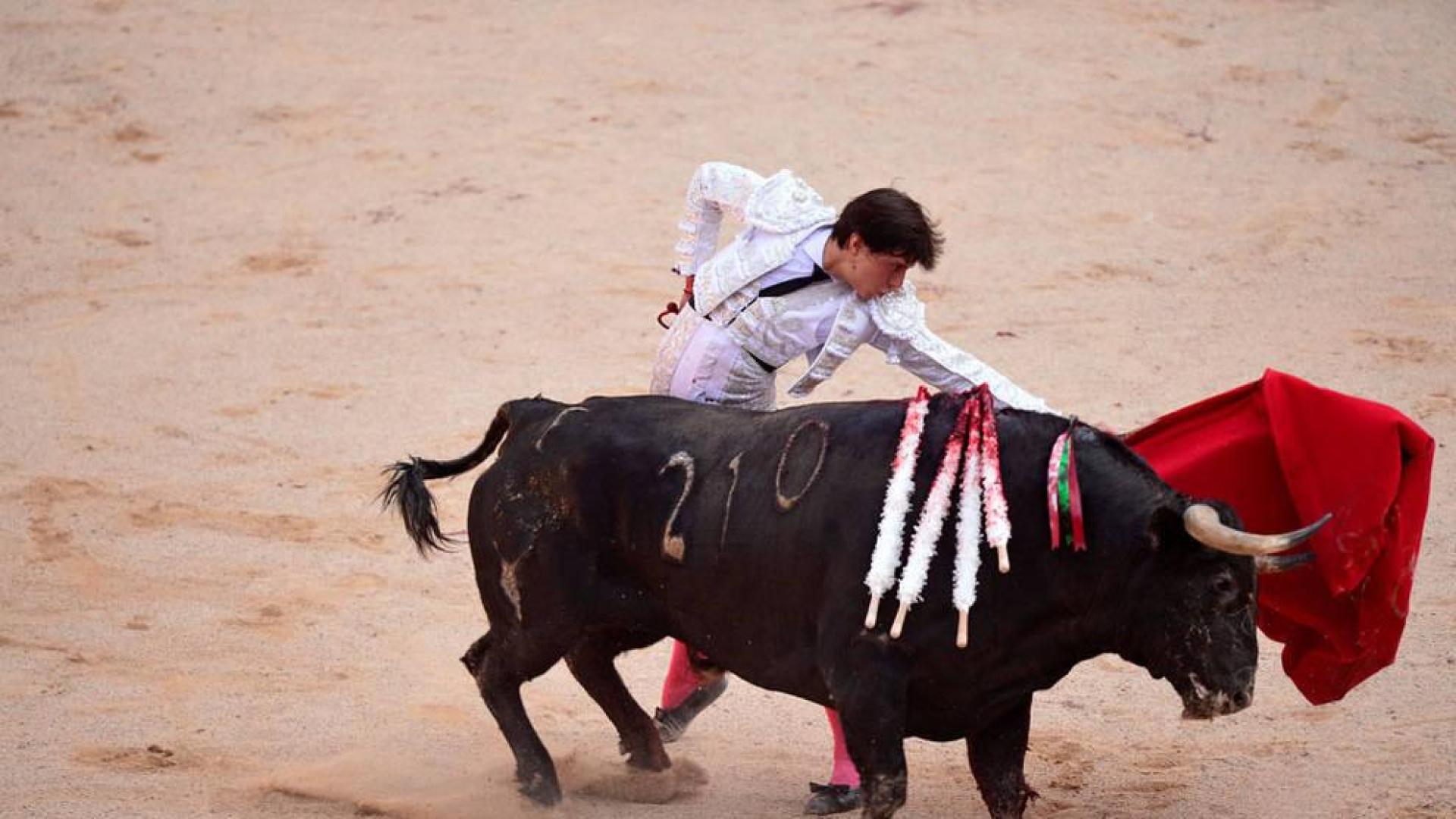 DIRECTO | Oreja para Roca Rey en el segundo toro de la quinta corrida de toros de San Fermín