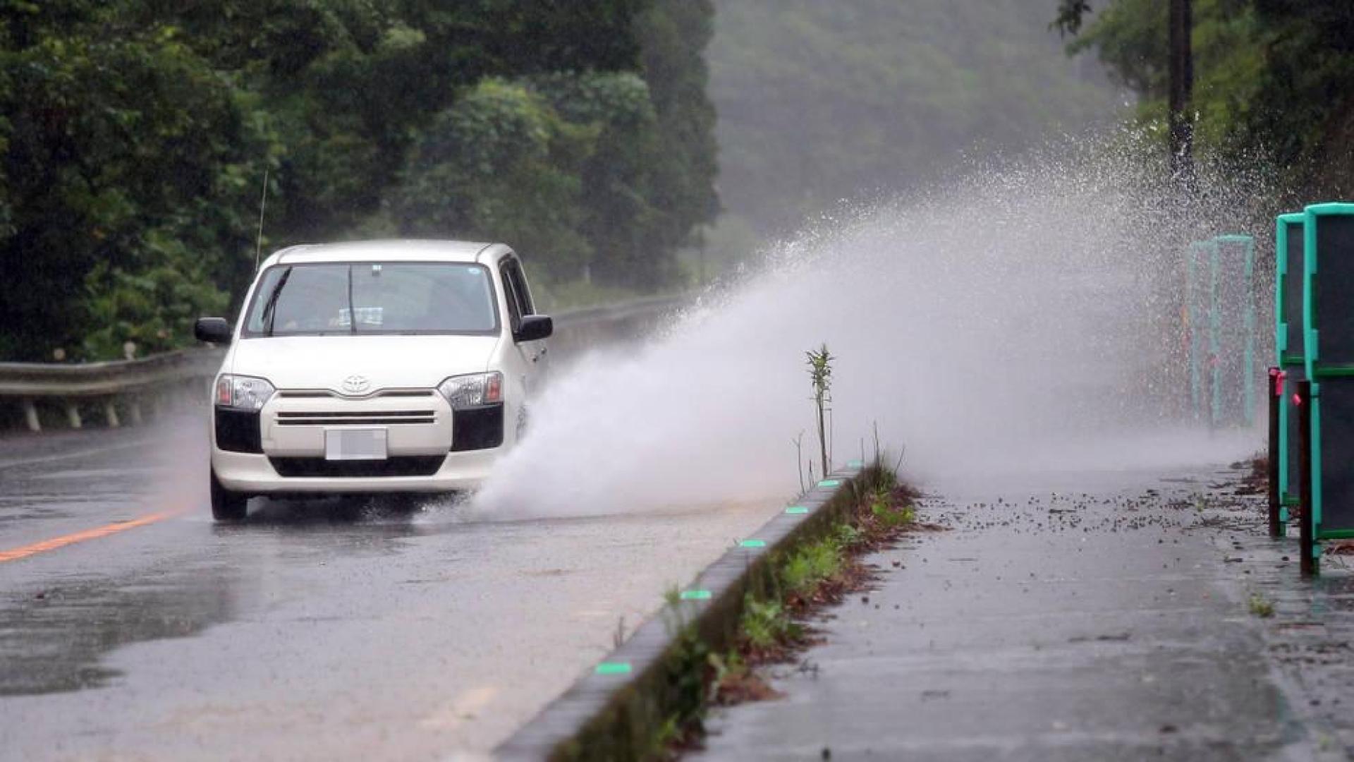 Un coche circula por una carretera en Ashikita, al suroeste de Japón.