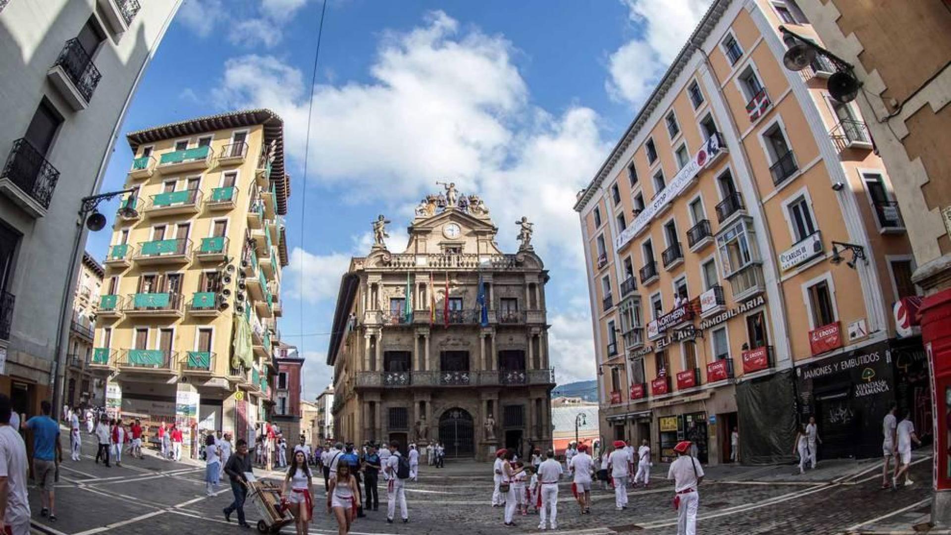 La Plaza Consistorial ha comenzado a llenarse hacia las 9 de la mañana de gente que esperaba a las 12 horas a que estallase la fiesta
