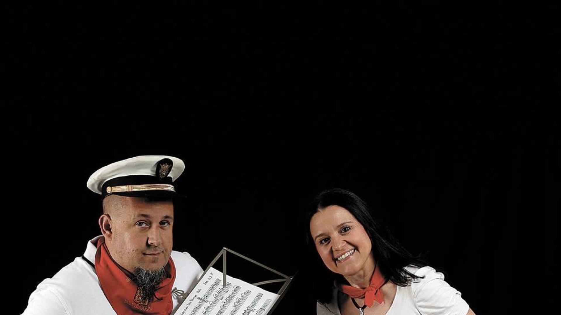 Neus Vives Unanua arrima el atril a David Asurmendi. Los dos pertenecen a la peña Mutilzarra y entre ellos, la partitura que más quieren, la del Riau Riau.