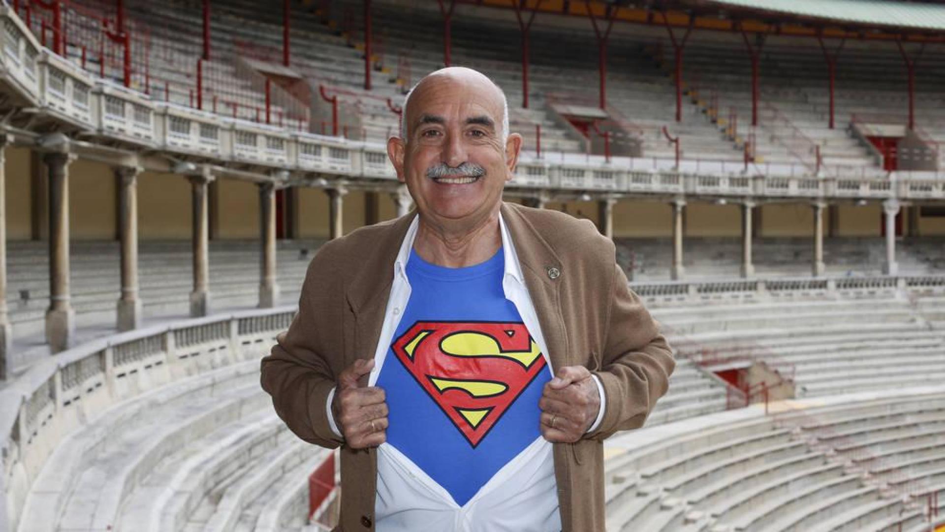 Fernando Lizaur, de 72 años, en el tendido de la plaza de toros y con el logo que le hizo volar hace ahora 40 años.