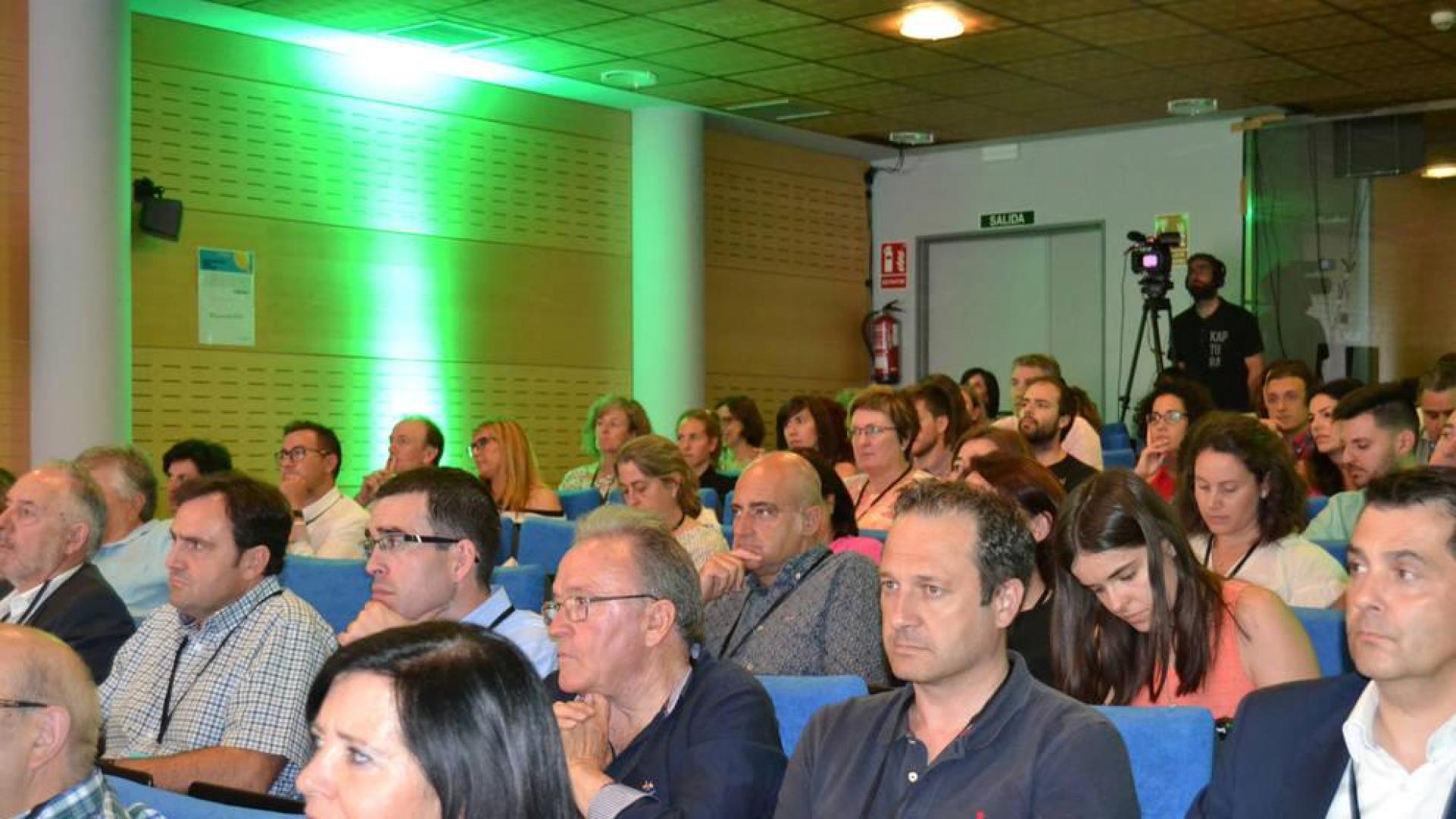 Un centenar de empresarios asistieron a la asamblea de socios y al debate sobre innovación.