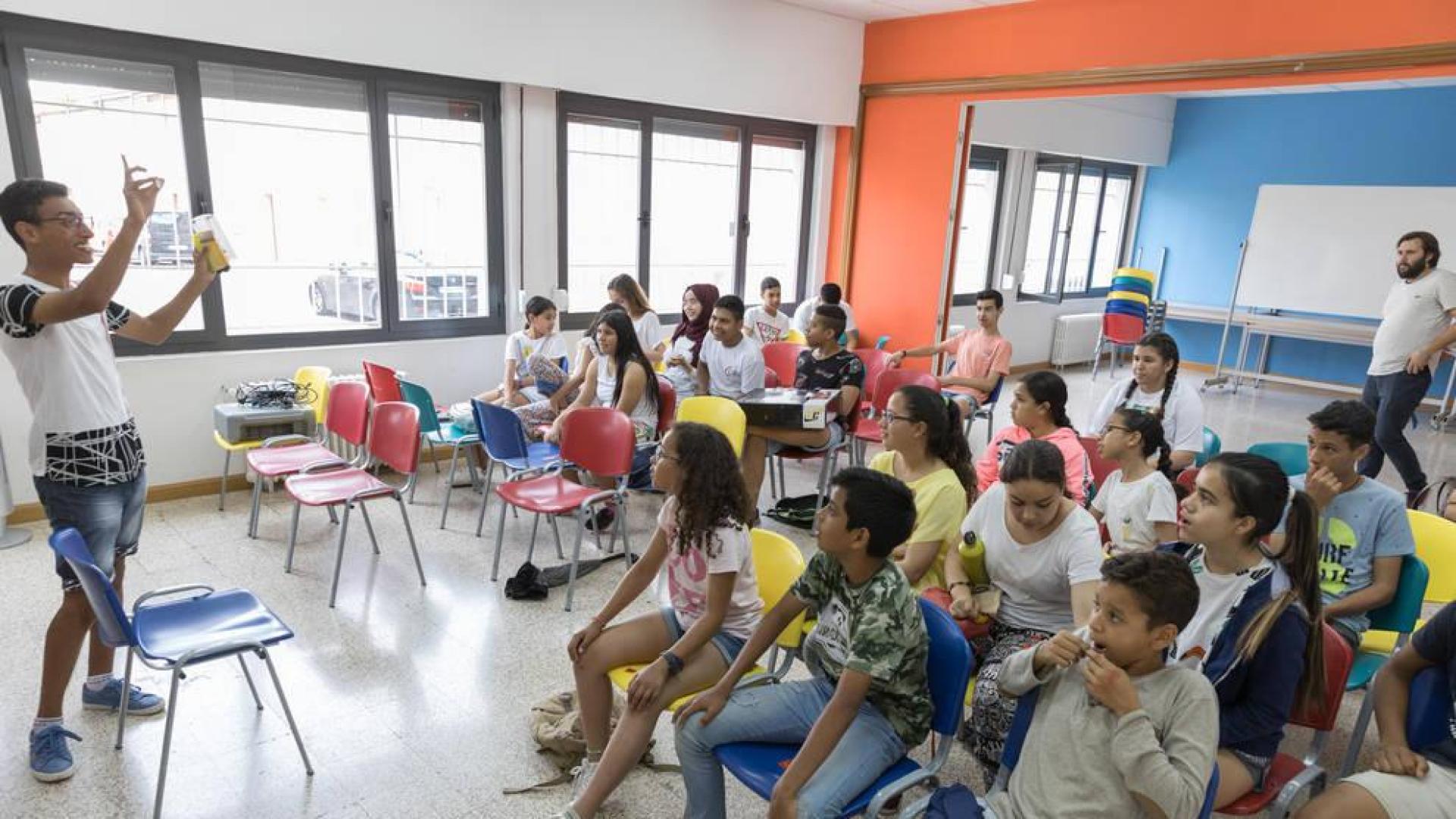 Instante de una de las clases del programa de atención a menores del Centro Lasa de Tudela.