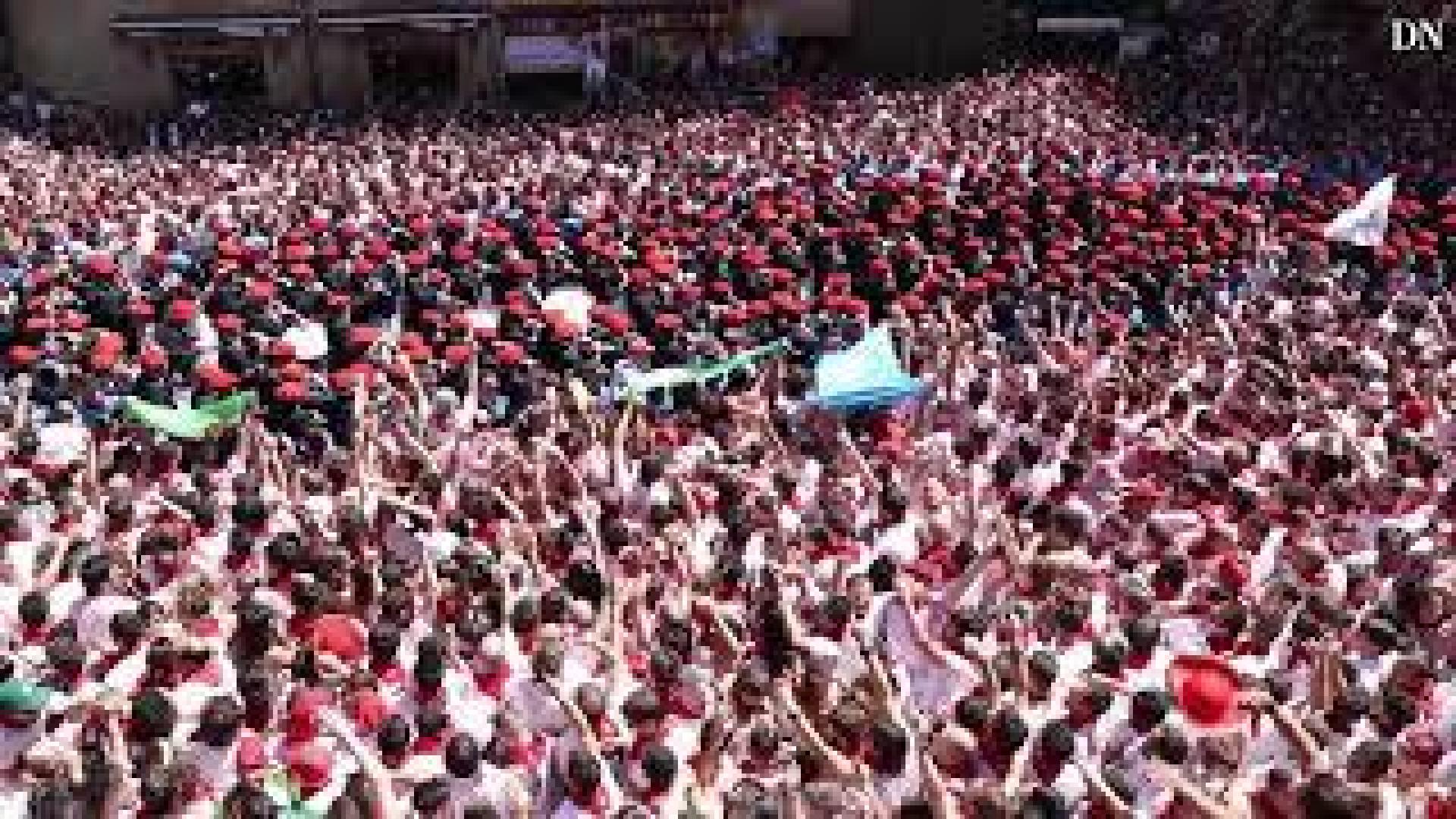 Salida de los gaiteros tras el chupinazo de San Fermín 2019