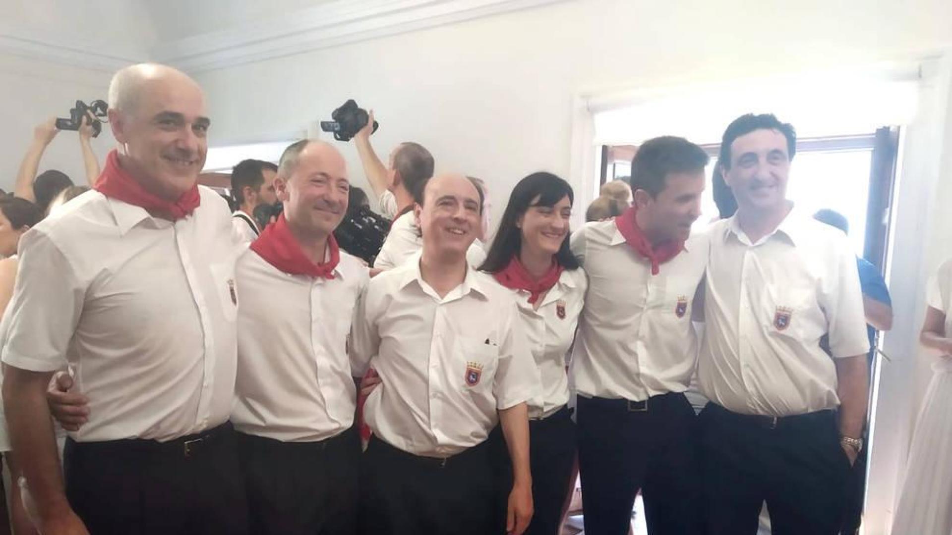 Jesús Garísoain, junto a José Andrés Palacios (presidente), José Vicent Egea (director), Mari Carmen Senosiáin (clarinete) y Luis María San Martín (trompista), en el Ayuntamiento.