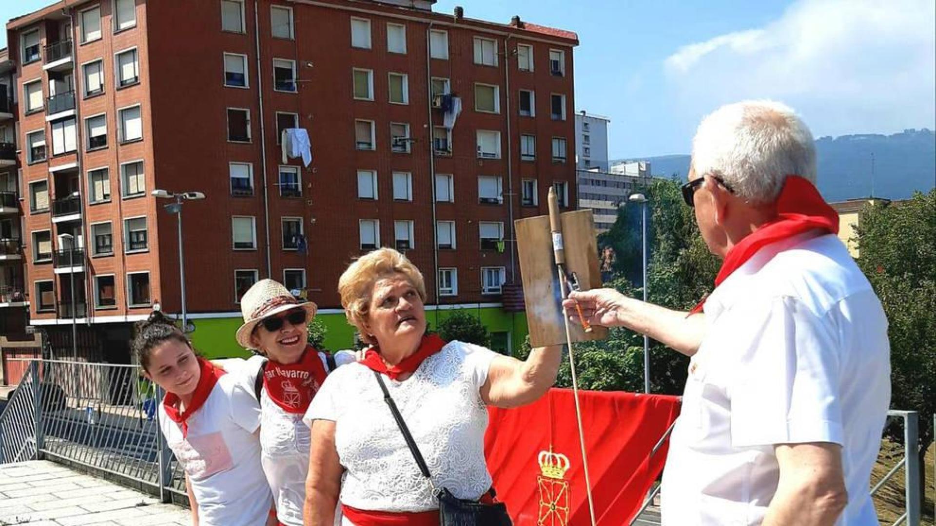 El Hogar Navarro de Barakaldo tira el cohete de San Fermín.