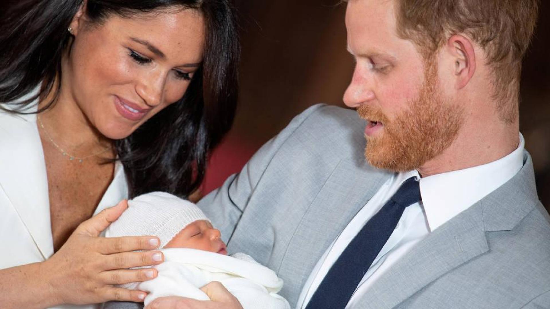 Enrique y Meghan, con su hijo en el castillo de Windsor.