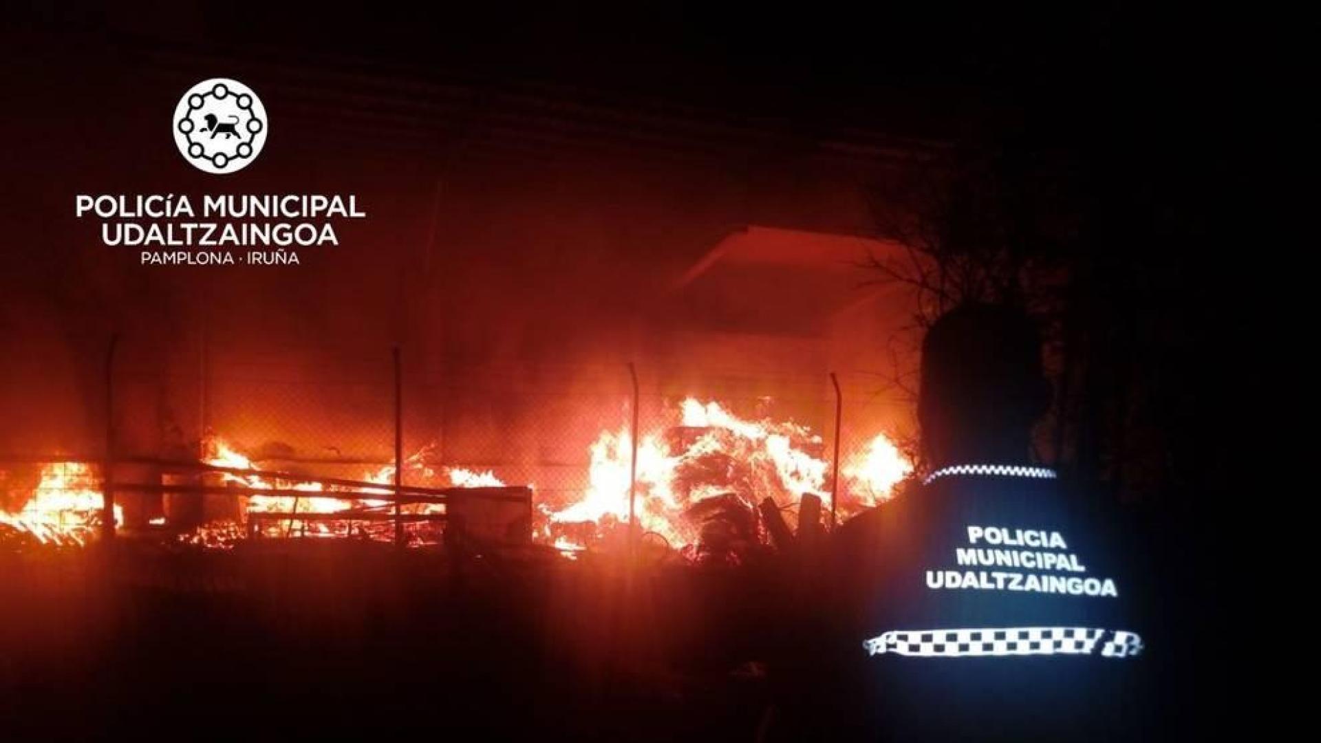 Una persona trasladada y un perro muerto en un incendio en Echavacoiz