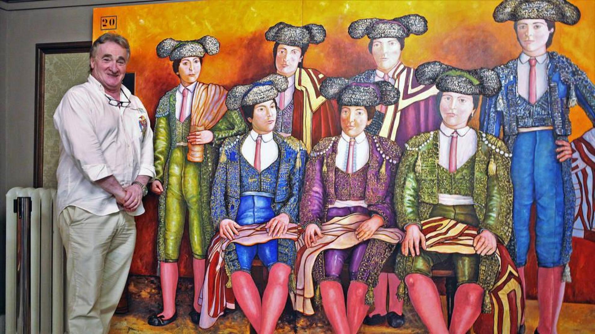 Antonio Laita posa junto al mural de Las Noyas, las jóvenes toreras catalanas que se hicieron famosas en el siglo XIX.