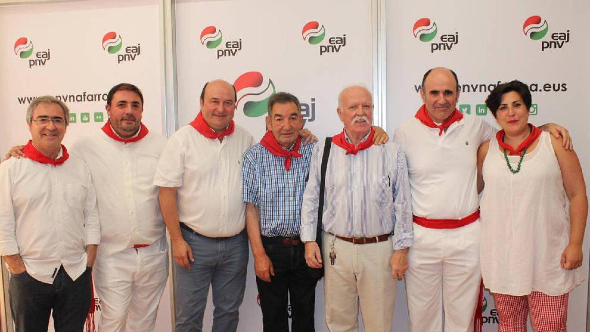 Dirigentes del PNV, junto a los dos homenajeados.