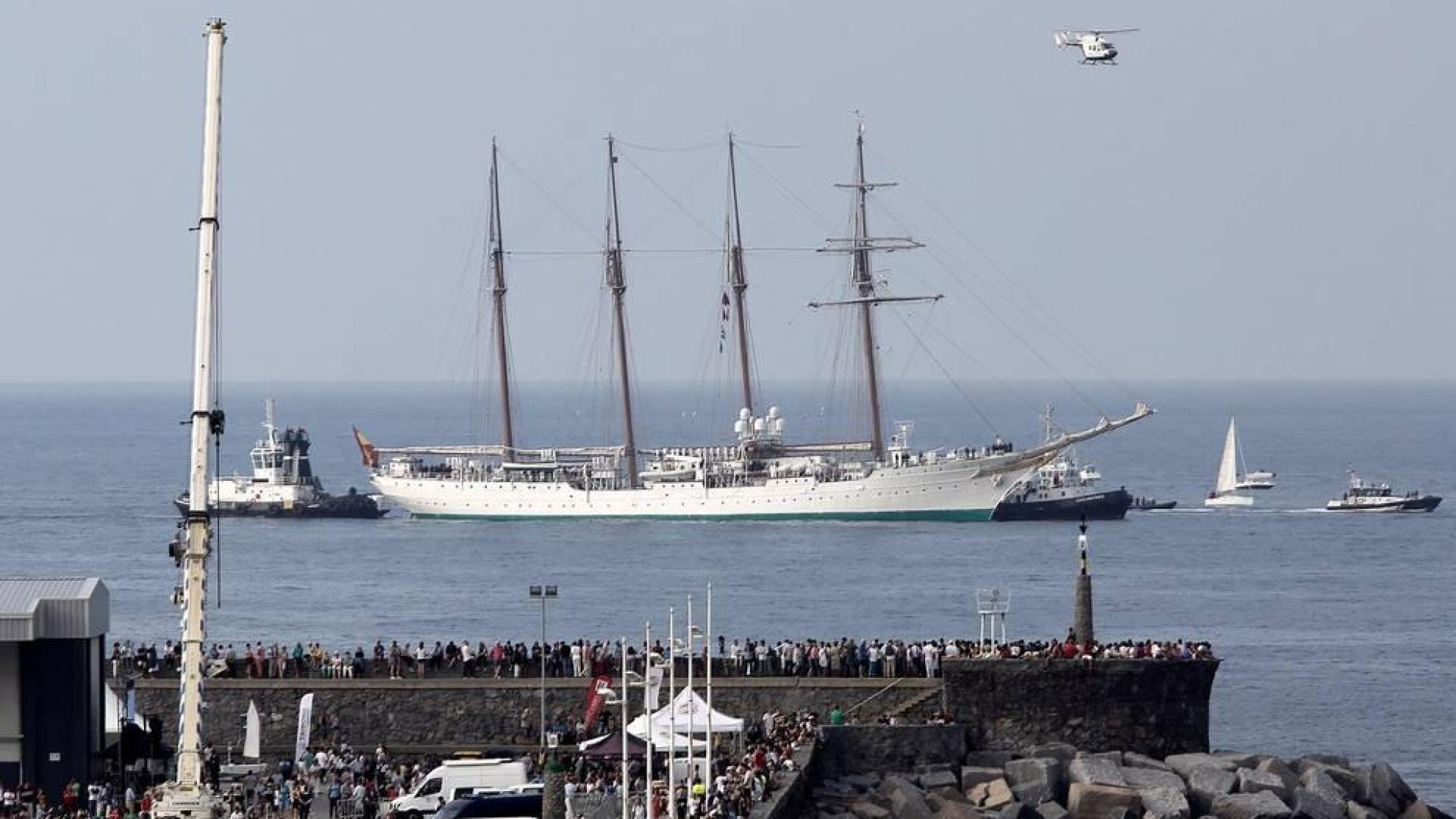 El puerto de Getaria se queda pequeño en el homenaje al marinero Elkano