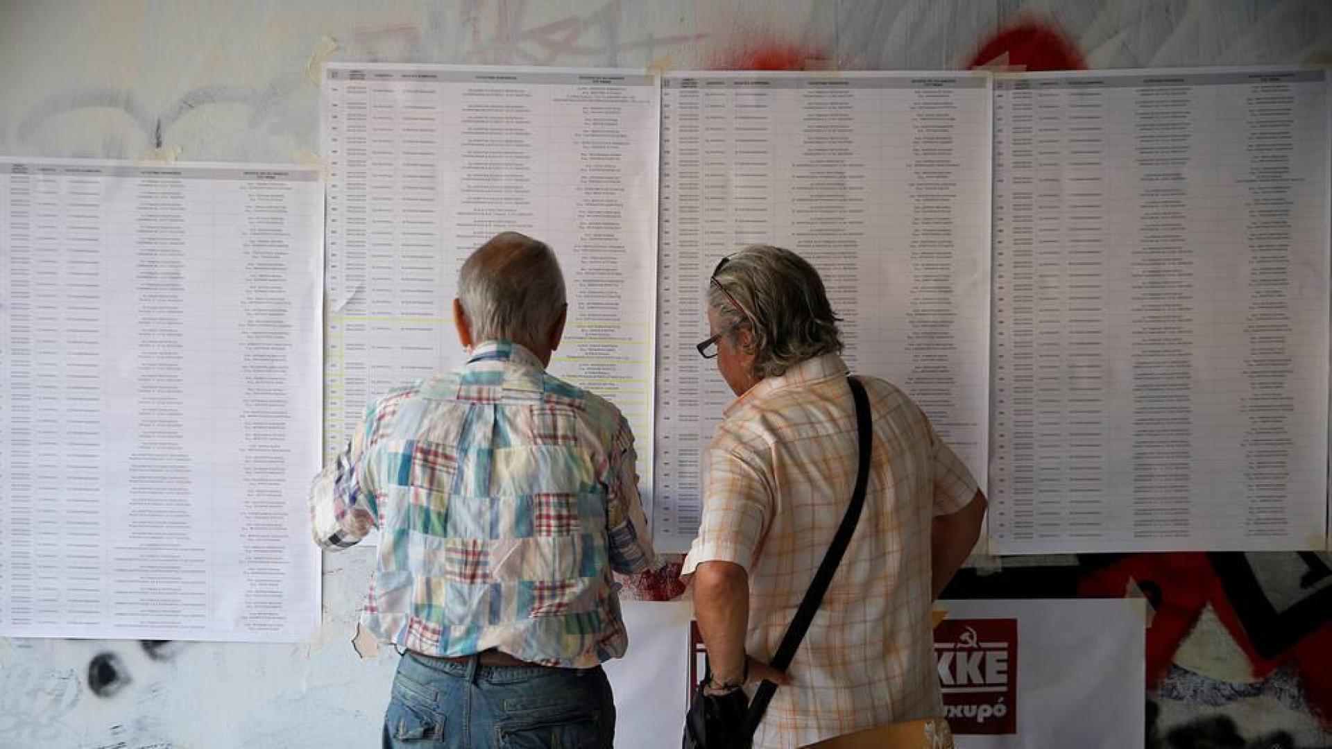 Dos personas, en un colegio electoral de Atenas.
