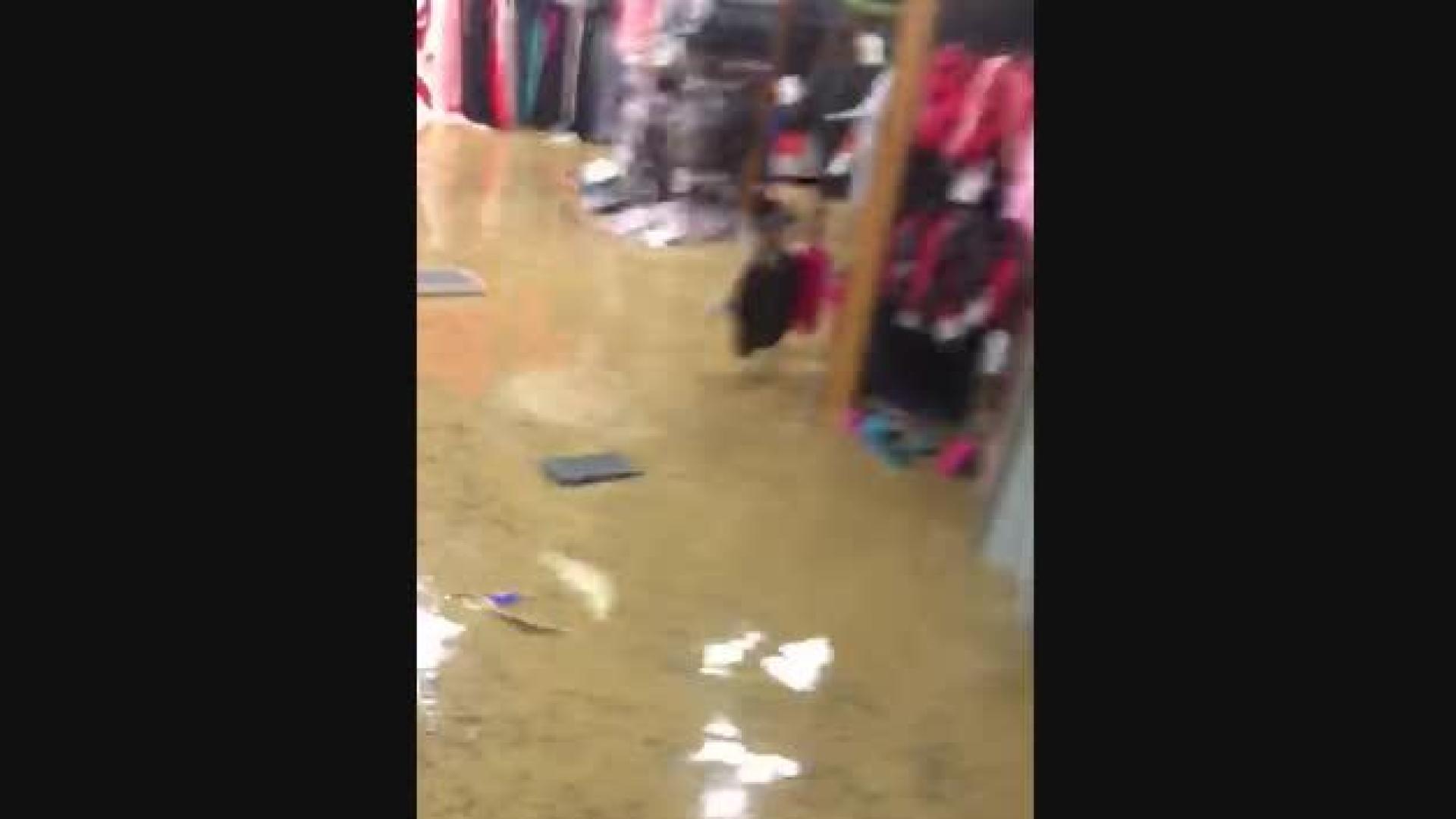 El interior de un comercio inundado por culpa de la tormenta