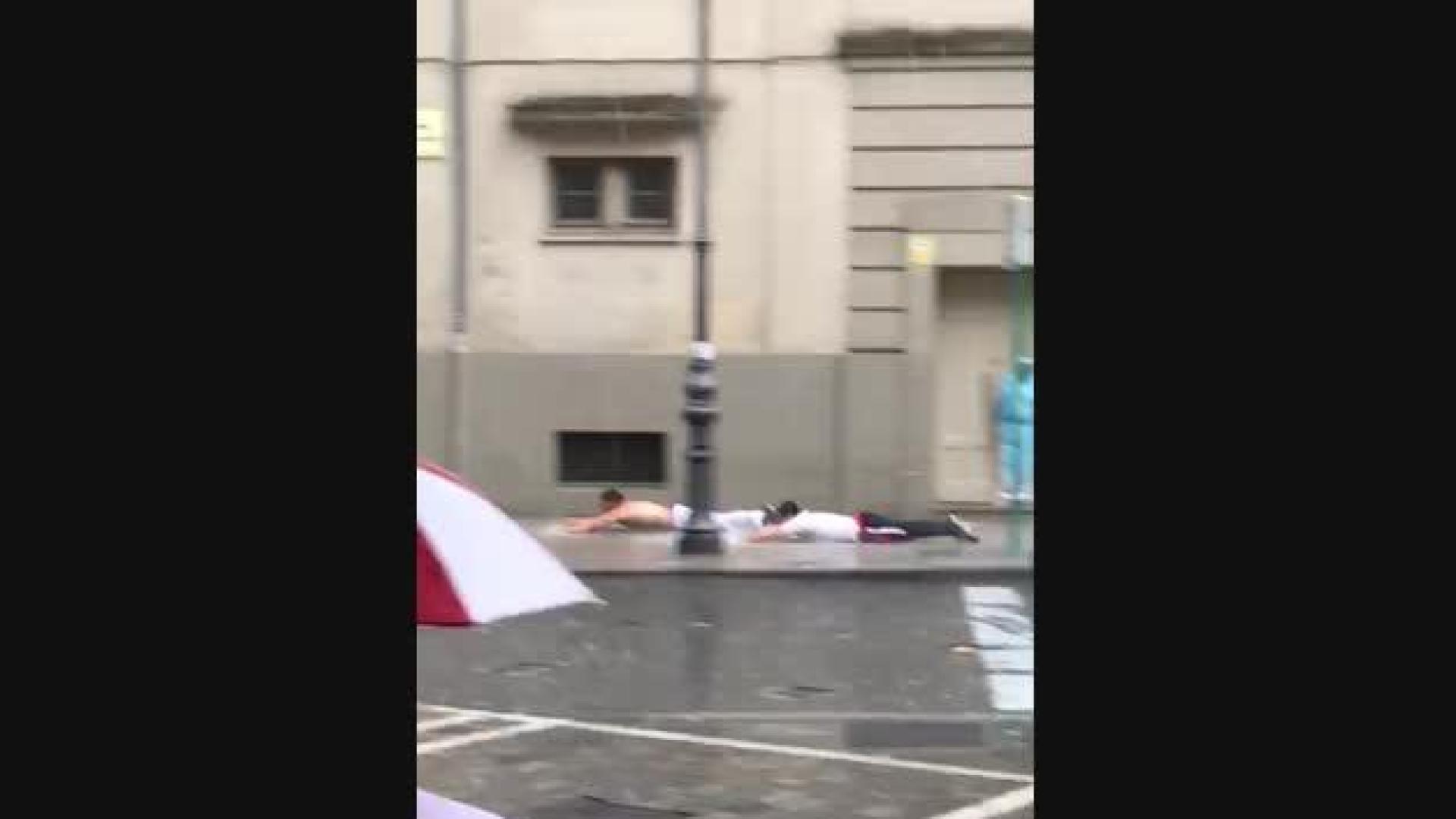 El 'aquaplaning' viral en la acera en un día lluvioso de San Fermín