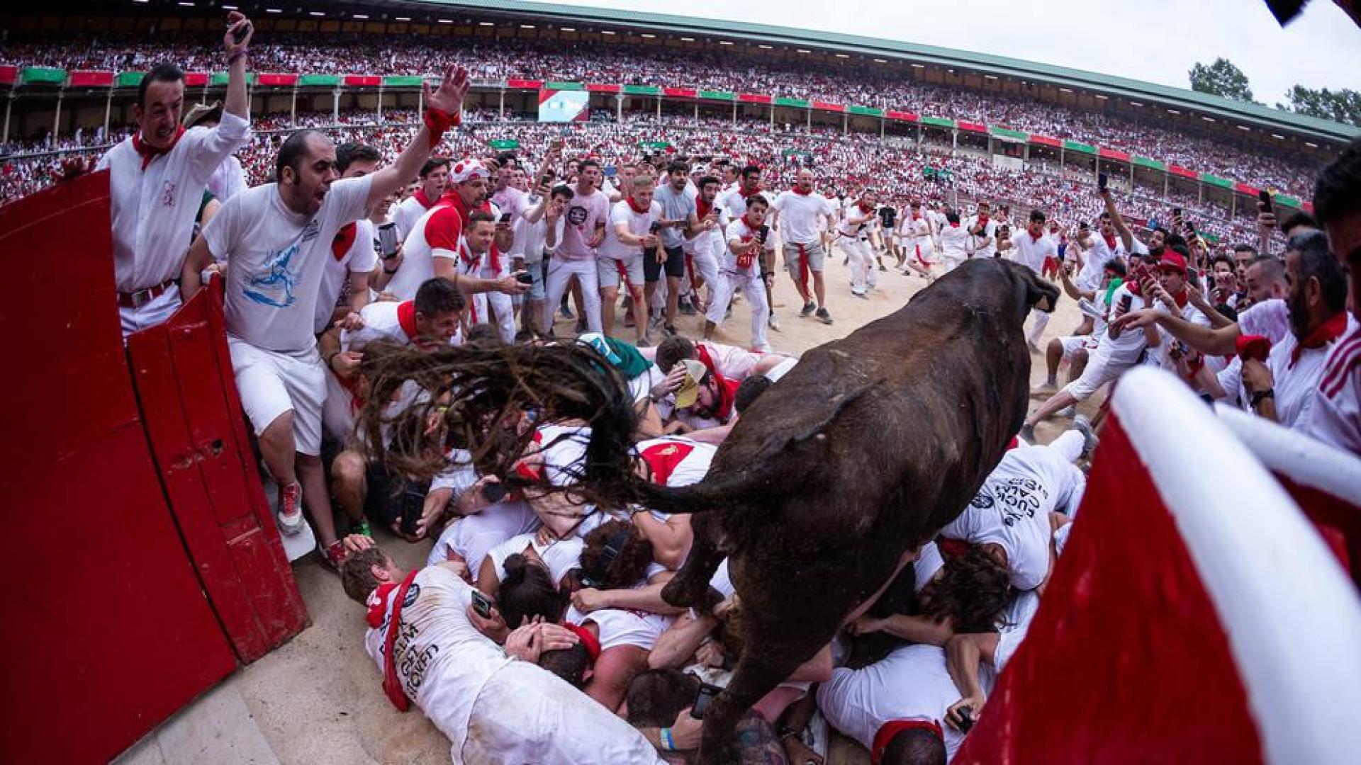 Cada vaquilla que saltó ayer al coso pamplonés tuvo que saltar el montón de los más osados.