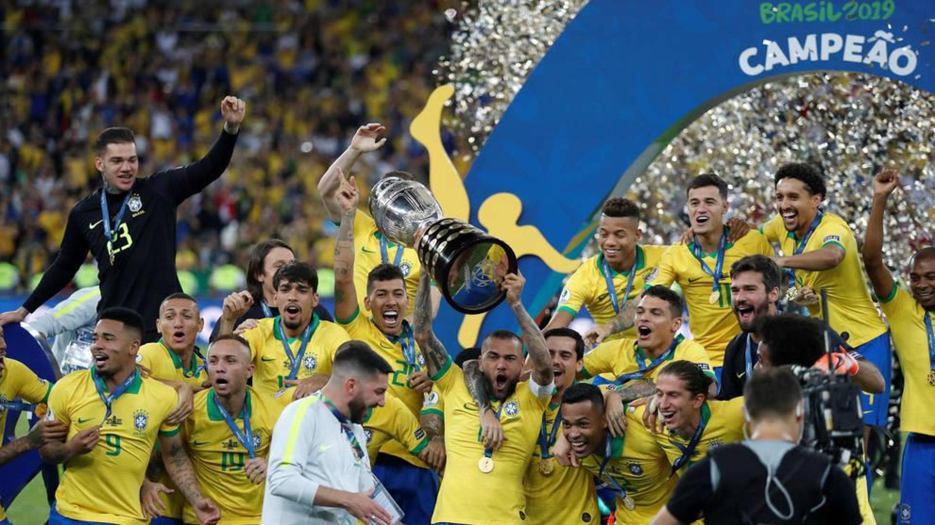Los jugadores brasileños celebran su título.