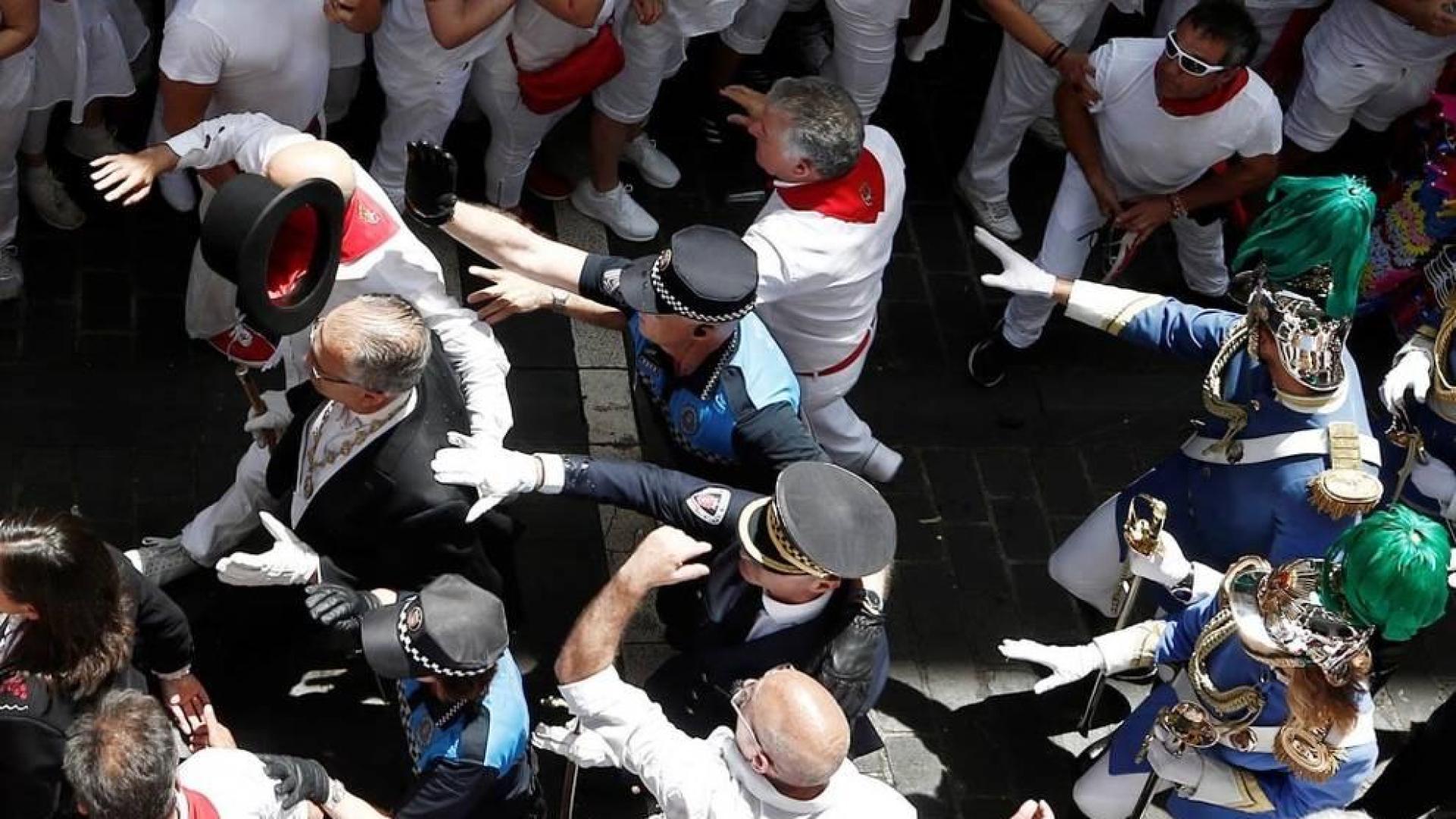 Gritos contra UPN durante el paso de la procesión de San Fermín por la calle Curia