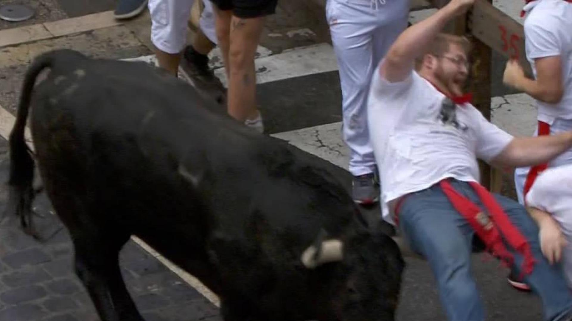 El protagonista de esta primera carrera ha sido 'Pitinesco', un astado negro de 615 kilos, que se ha quedado descolgado en la calle Estafeta y ha corneado a un corredor en el tramo de Telefónica.