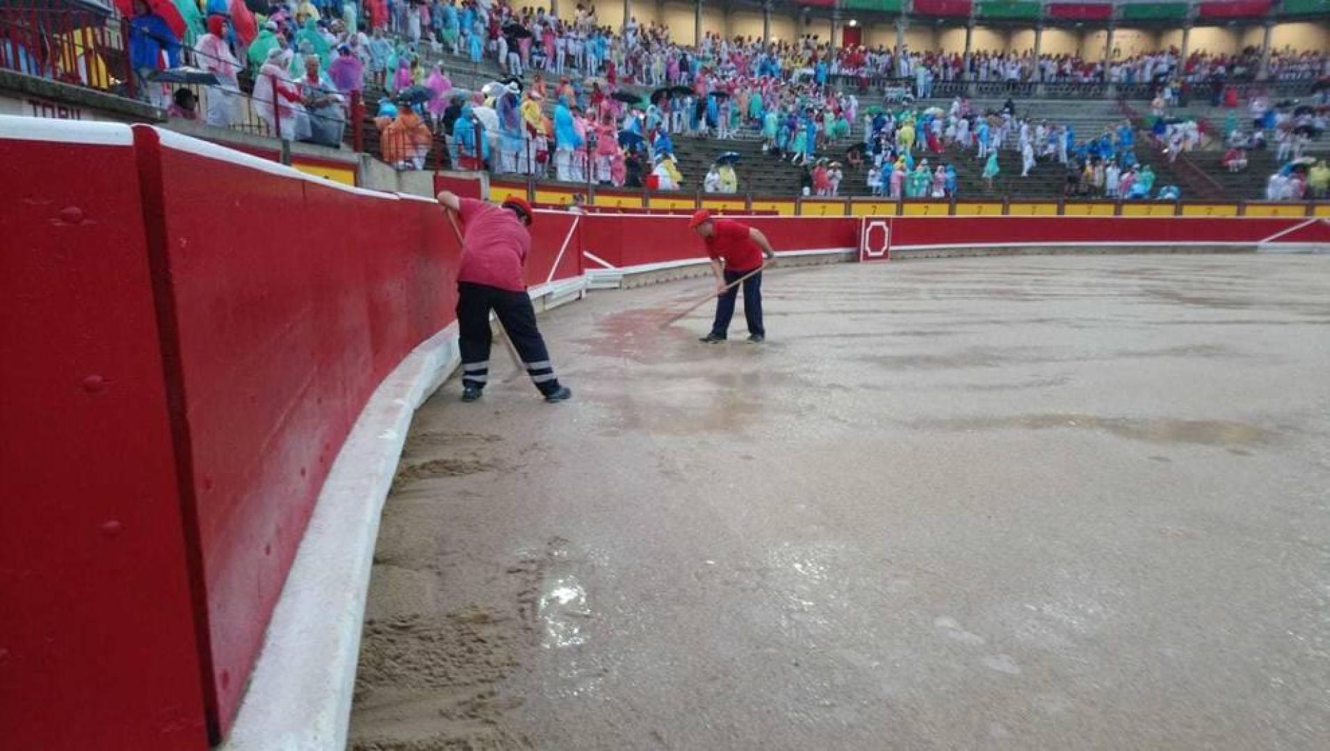 Operarios trabajan en el coso taurino a las 18.30 horas