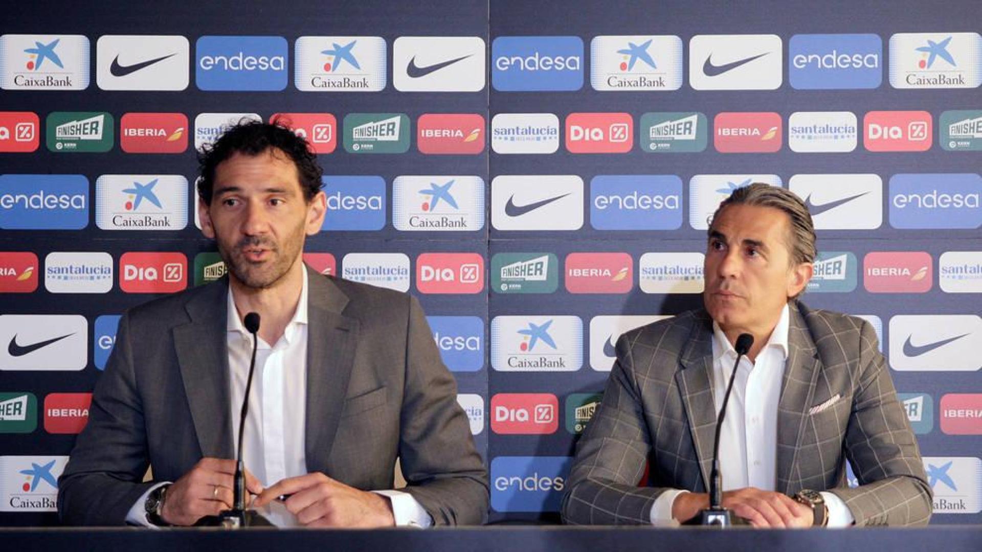 Jorge Garbajosa (i), y el seleccionador Sergio Scariolo (d), anuncian lista de jugadores convocados para preparación de la Copa del Mundo de China 2019.