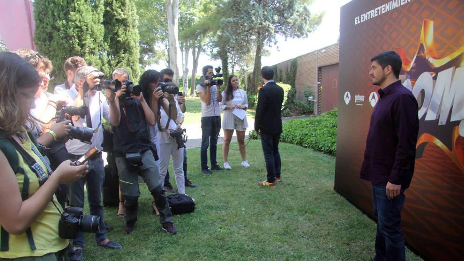 Manu Zapata posa ante los medios de comunicación antes de la rueda de prensa que Los Lobos ofrecieron este martes en la sede de Atresmedia.